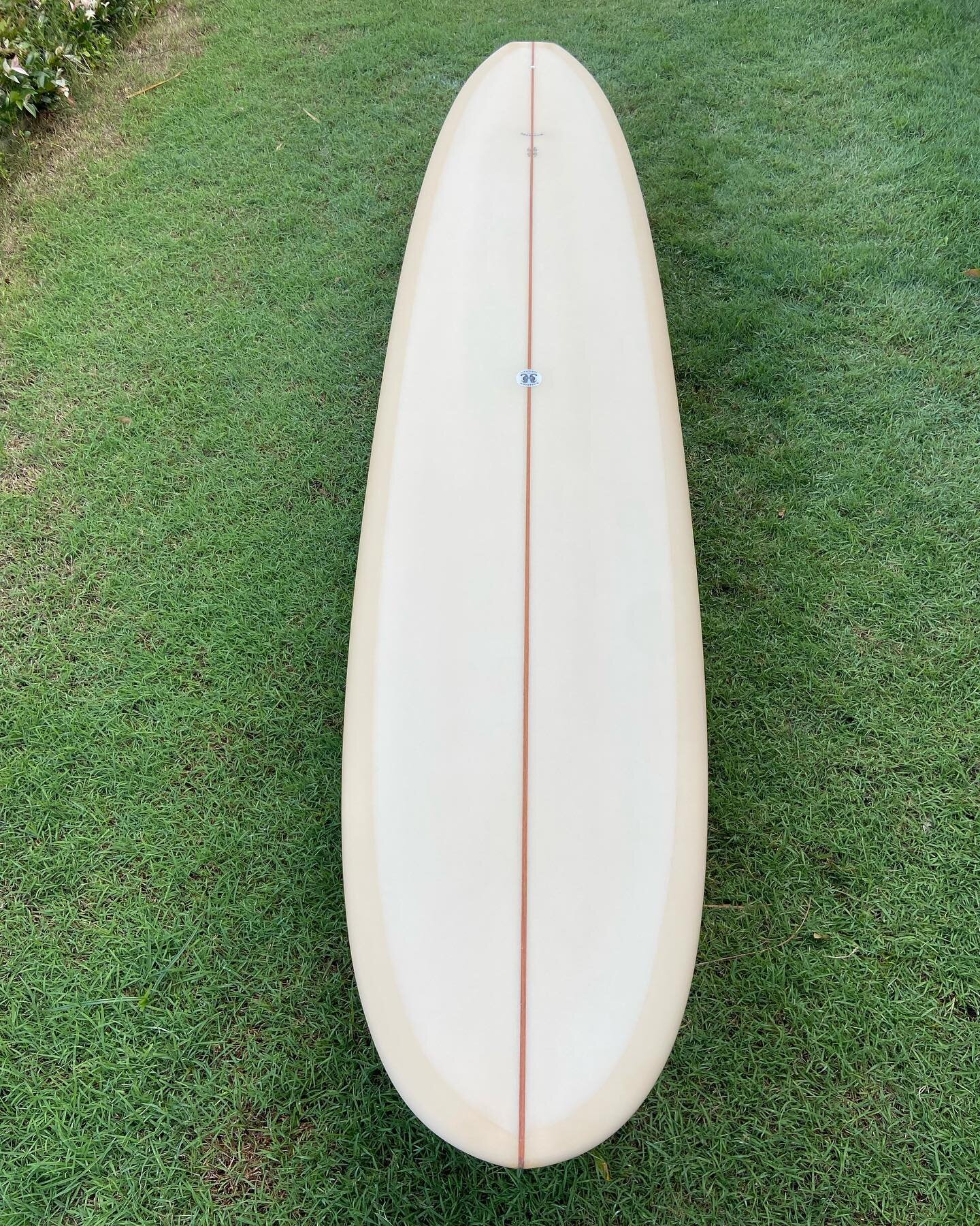 9&rsquo;4&rdquo; &bull;impala&bull; #custom for Alejandro Jarra @sunburntmess.surf .  Measures 22 ⅝ wide 2 13/16 thick, this board features a clean outline, refined 50/50 rails, balanced rocker, single nose concave splitting a rolled vee bottom. Glas