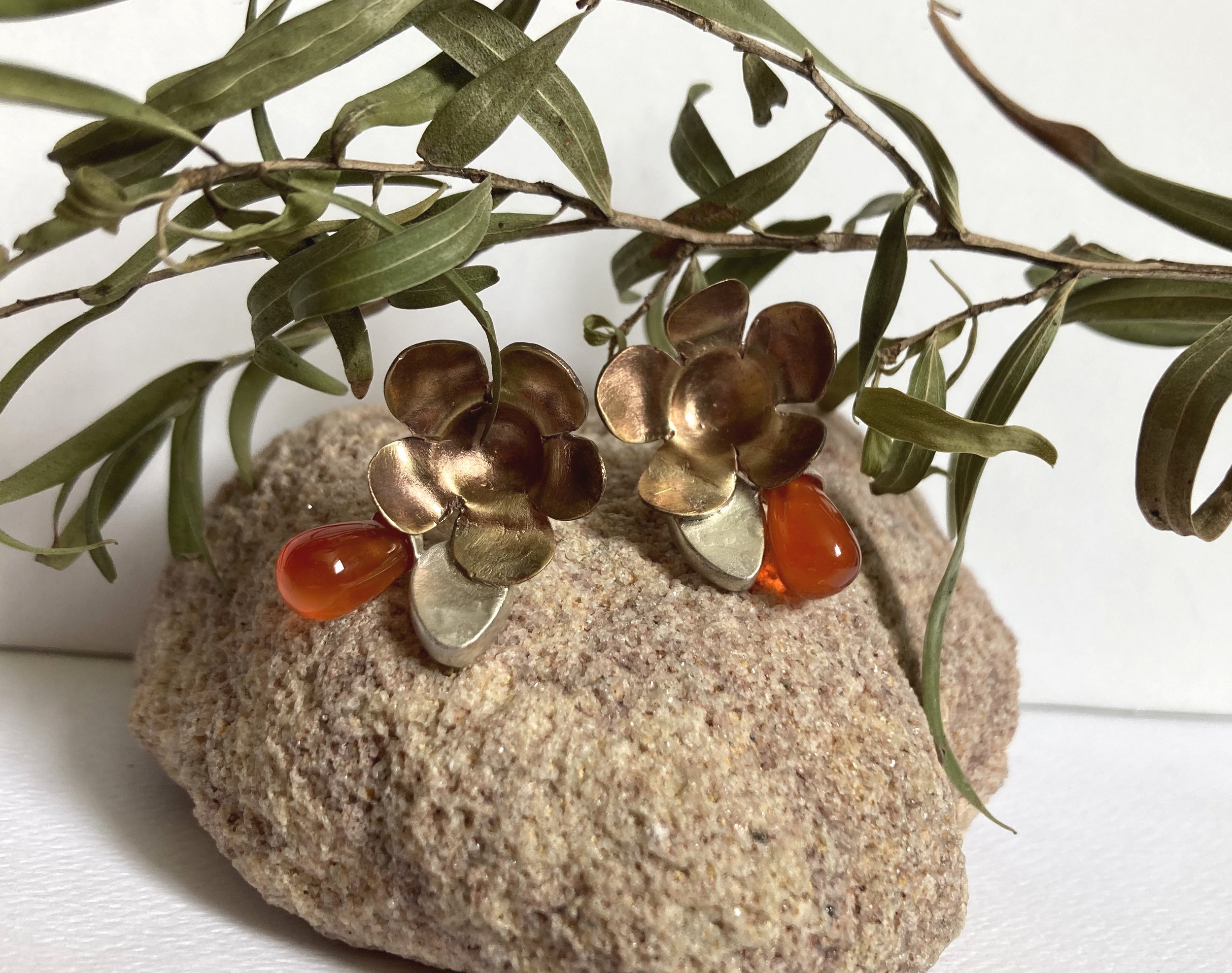 Leptospermum studs .jpg