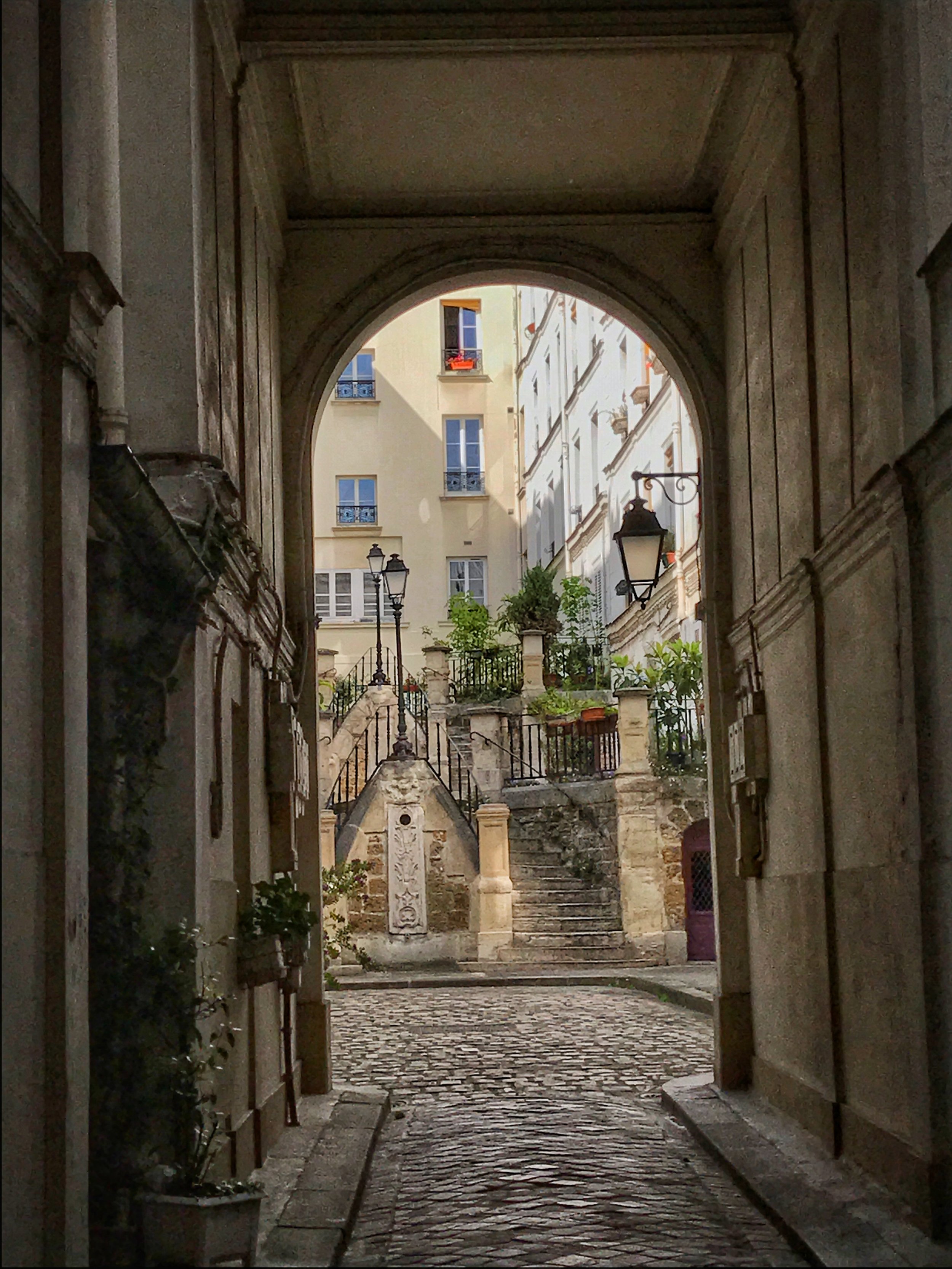 montmartre courtyard full.jpg