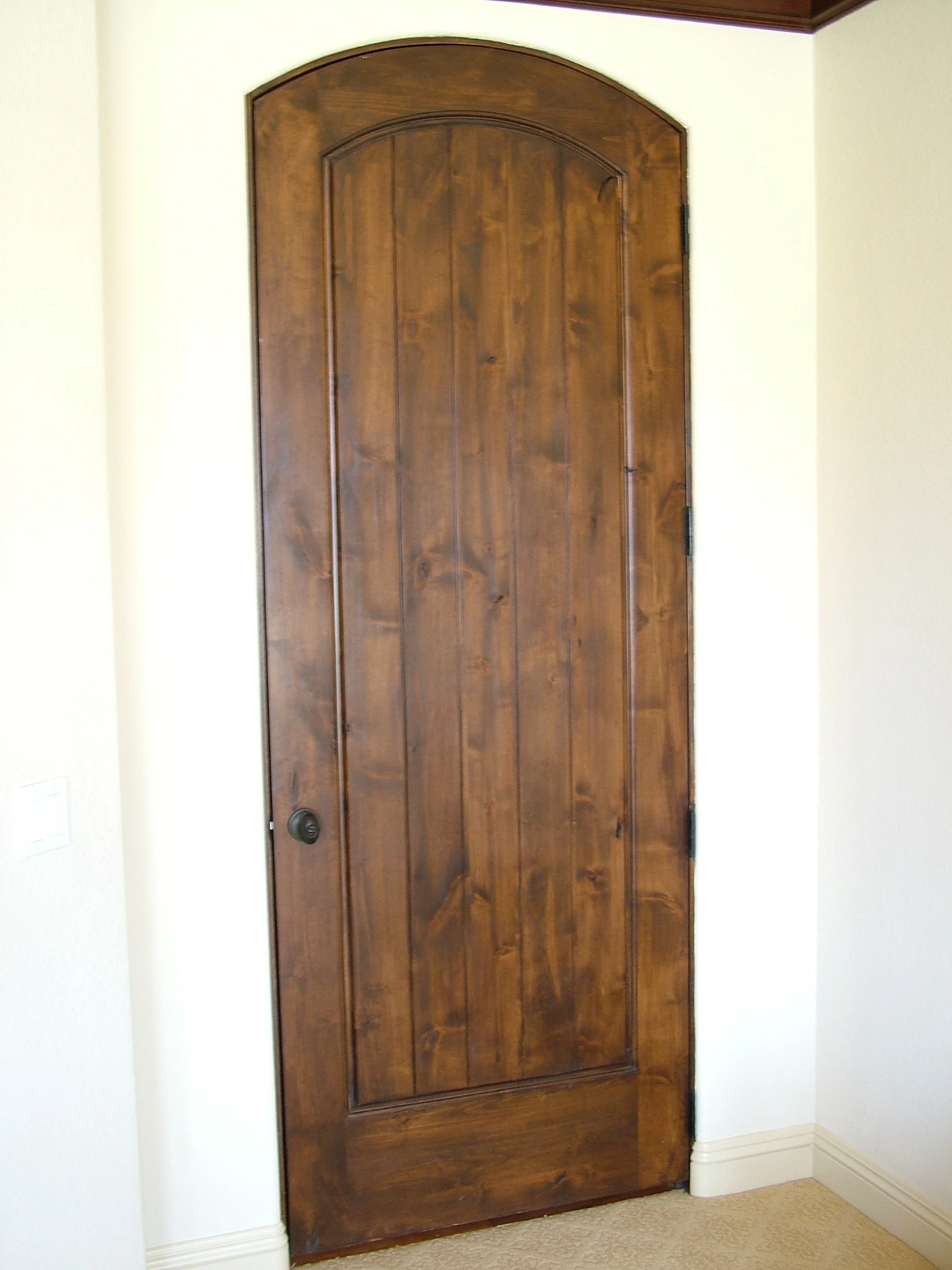 PLANK STYLE INT ARCH STAIN GRADE DOOR MILLCORE.JPG