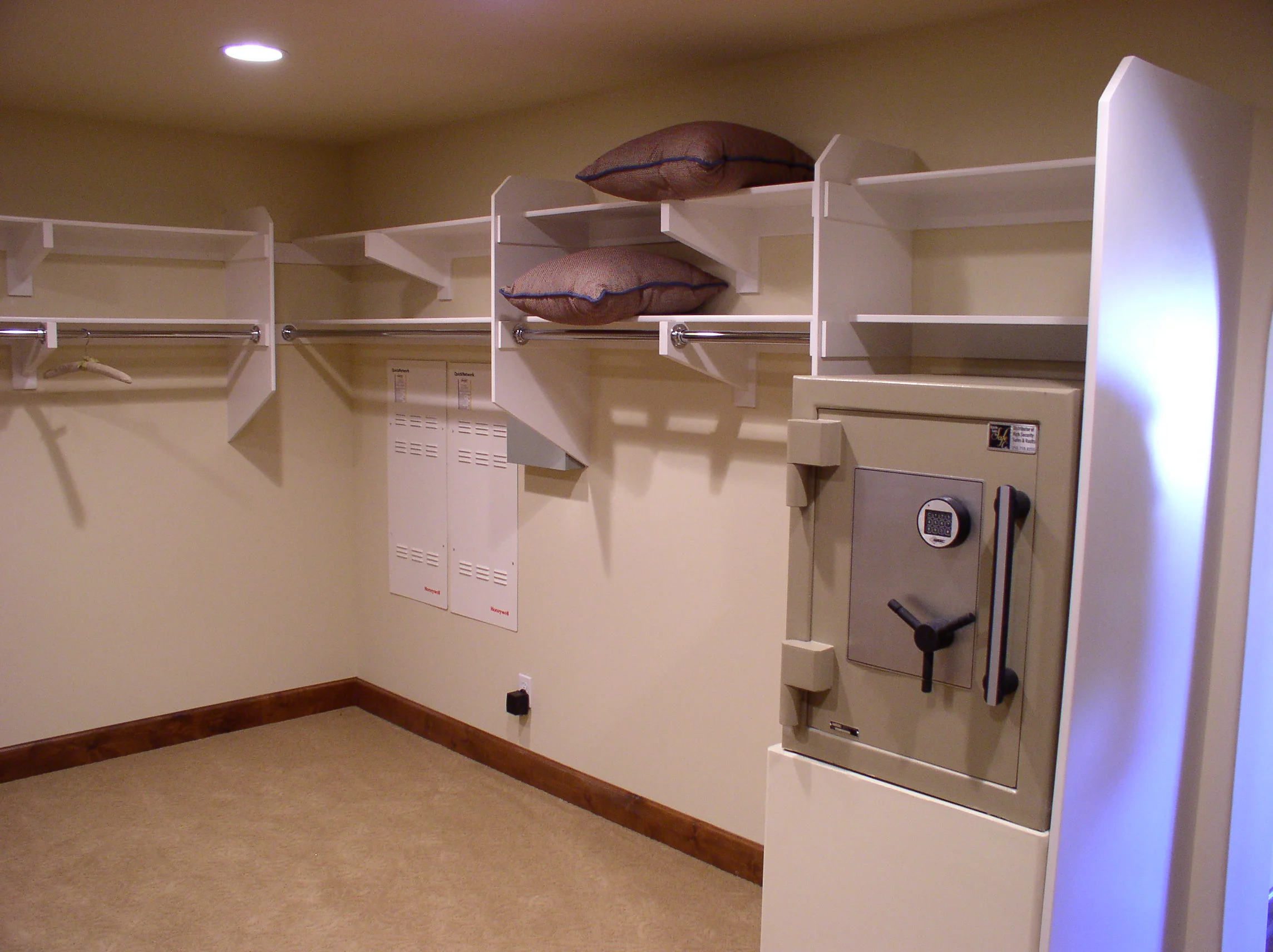 MASTER CLOSET SHELF CHROME POLE.JPG