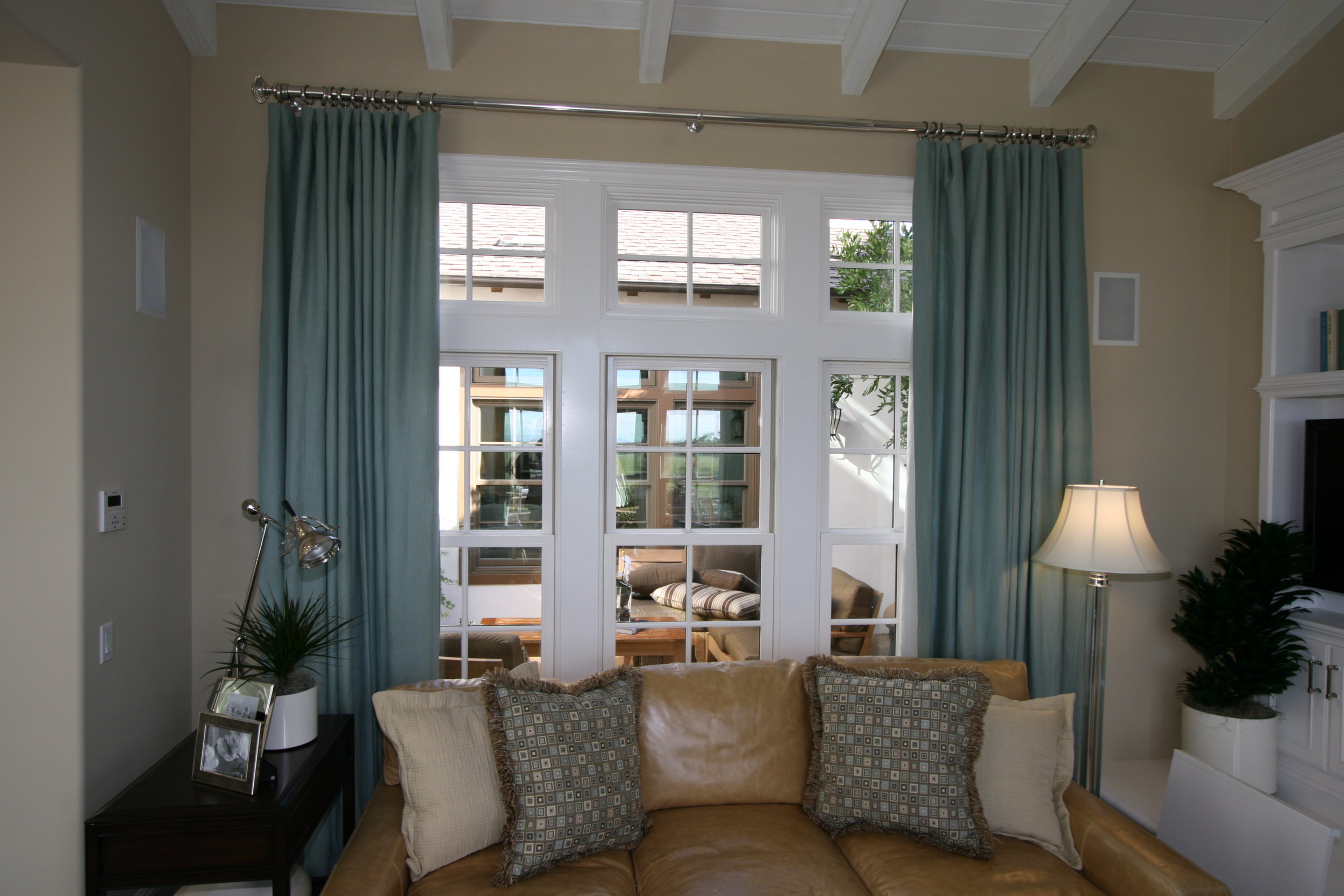 PLAN 1 FAM ROOM WINDOW CASING.JPG