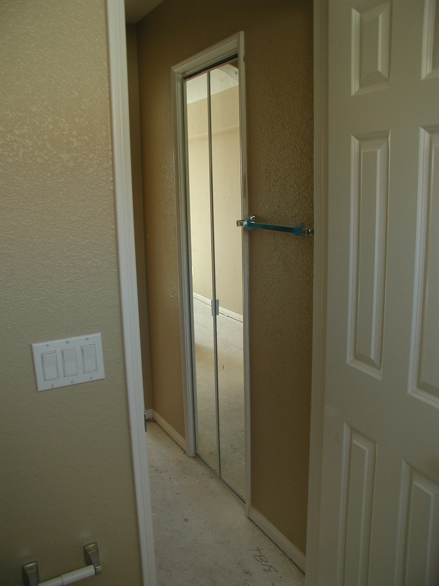 MIRROR BIFOLD CLOSED .JPG