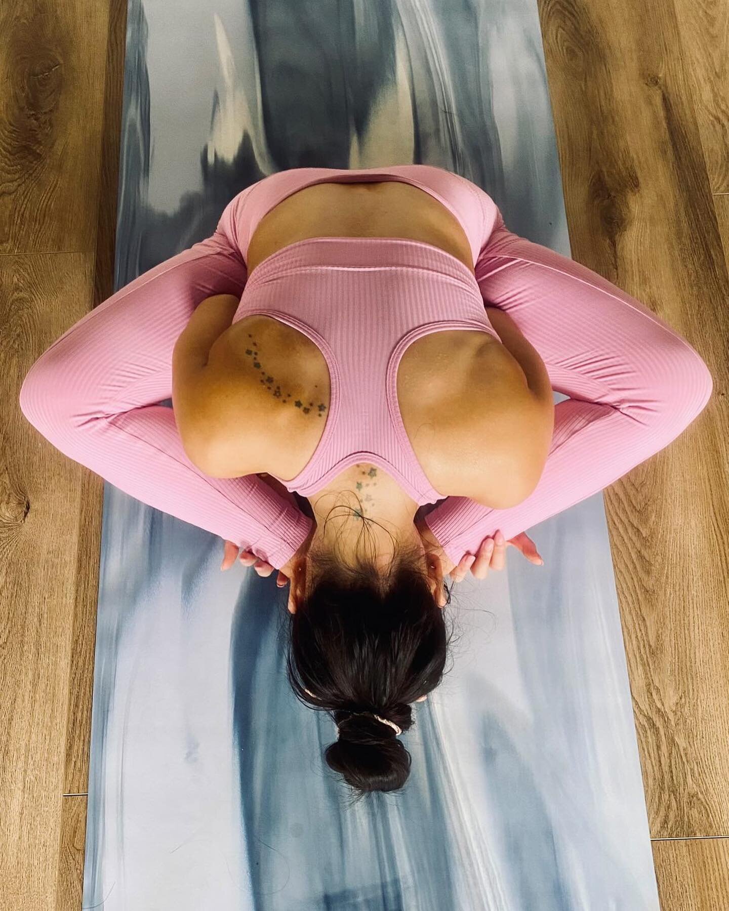 Butterfly pose targets the low back, hip, and thigh muscles, helping to reduce pain, encourage flexibility, and increase range of motion. Overall, Butterfly Pose has a soothing, relaxing effect both physically and mentally and may help boost energy l