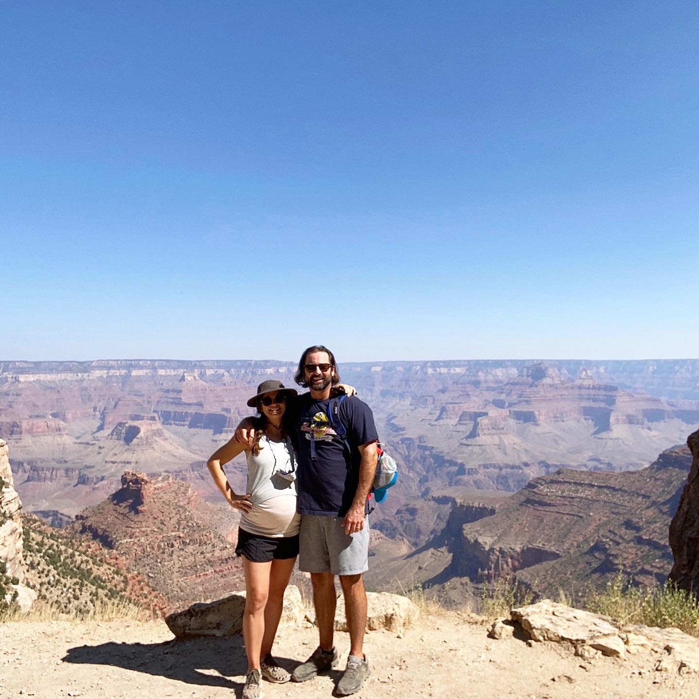 Spent the morning hiking 💦at the #grandcanyon and rewarded ourselves with all the CHEESE &amp; PIZZA 🍕! #thevintagefork 
.
.
Trail: Bright Angel Trail (to the 1.5 mile rest house, with lots of stops on the way back up).
Late Lunch: @fat_olives  Str