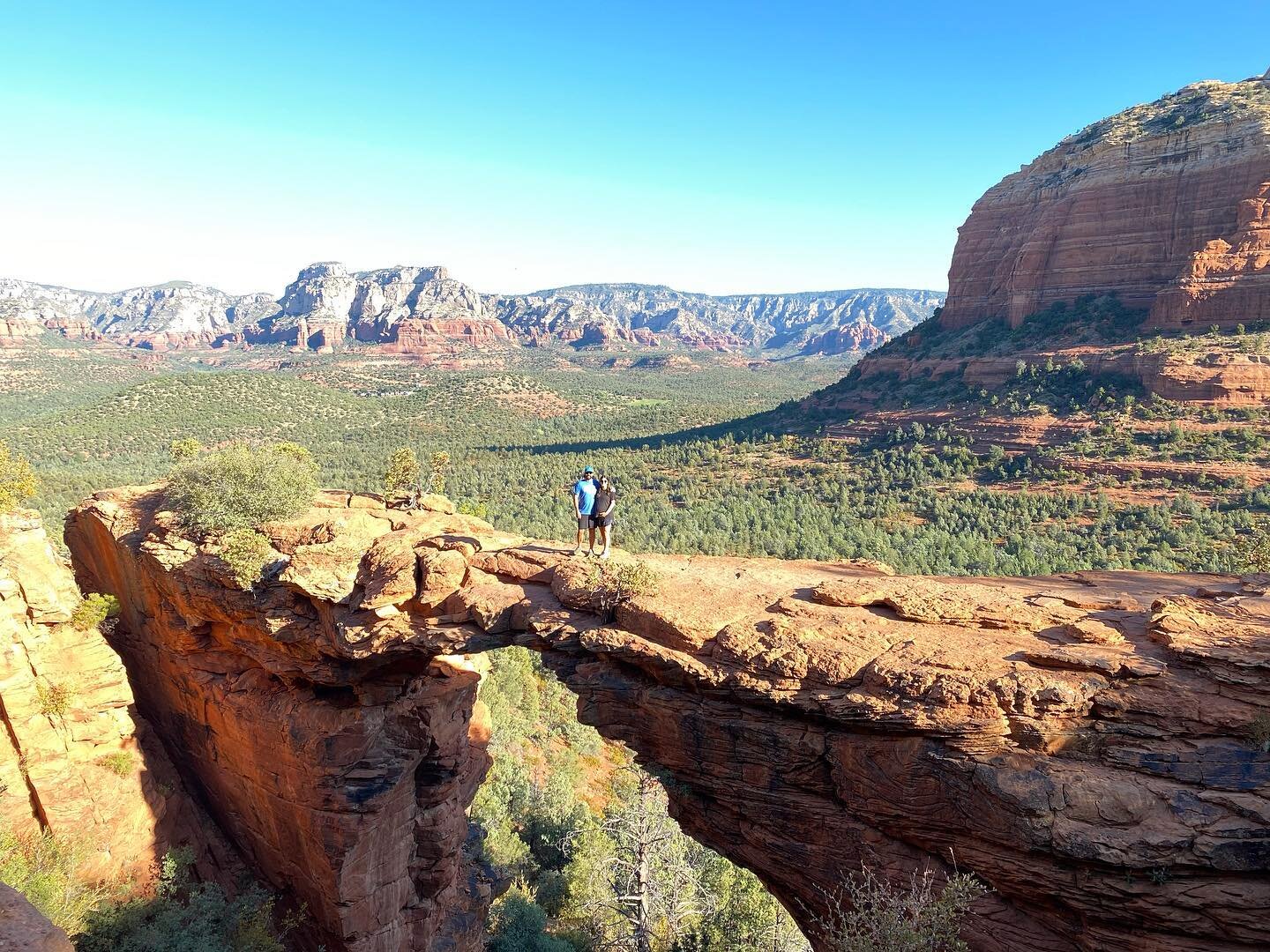 Saturday&rsquo;s Theme: Early to Rise 🌄, Early to Bed 😴 #thevintagefork 
.
.
Started yesterday by hiking to Devils Bridge. Get here early for cooler temps &amp; less of a wait for the money shot!

Finished the day with Dinner @sedonahideawayhouse i