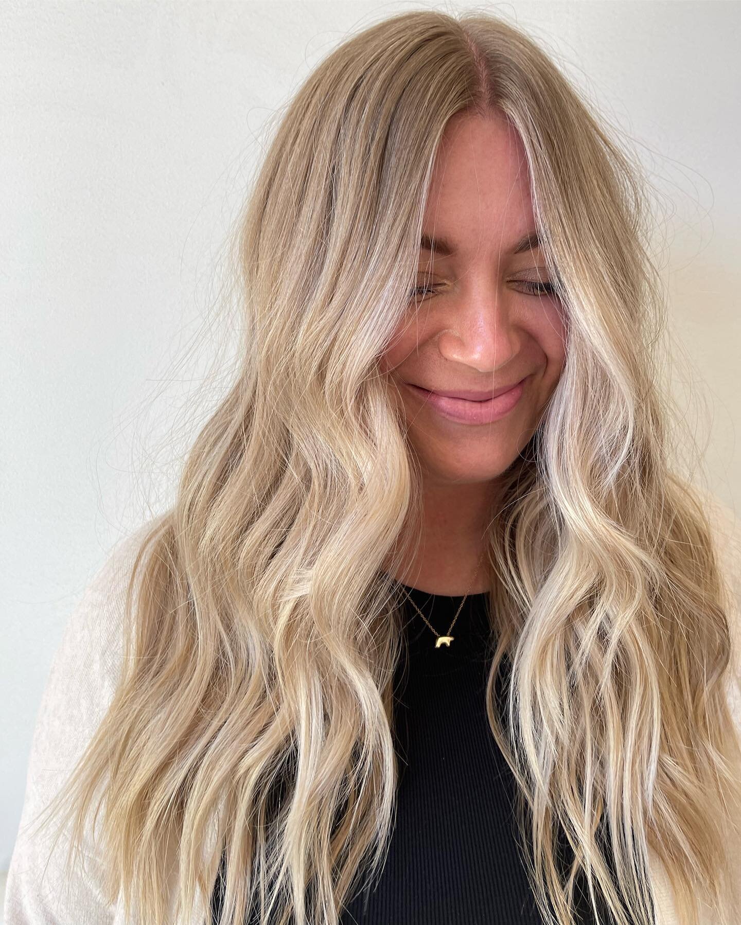 Fall blondes forever!
&bull;
Cut + color: @rachelbovehair
&bull;
#loticsalon #salidacolorado #coloradohairsalon #wellablondes #fallblondes #accenthighlight #livedinblonde