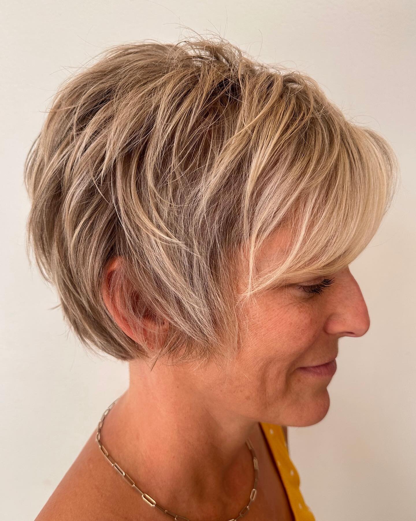 Isn&rsquo;t she lovely on repeat with this one ☀️Such a stunner by the dynamic duo! 
&bull;
Cut by Michael, Color by Emily 
&bull;
#loticsalon #salidacolorado #coloradohairsalon #salidacoloradohair #fallhairtrends #blondespecialist #behindthechair #p