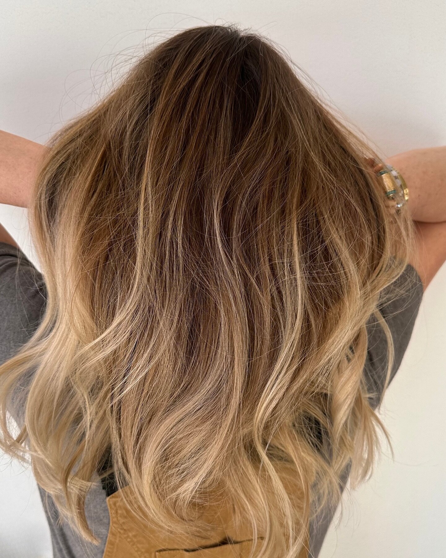 Effortless beauty on this one! 
&bull;
Color + Cut: @emily_rishavy_hair_ 
&bull;
#salidacoloradohair #loticsalon #salidacolorado #salidacoloradocolorspecialist #salidacoloradohairsalon #wellacolor #oribe #oribeobsessed #chaffeecountyhairsalon #livedi