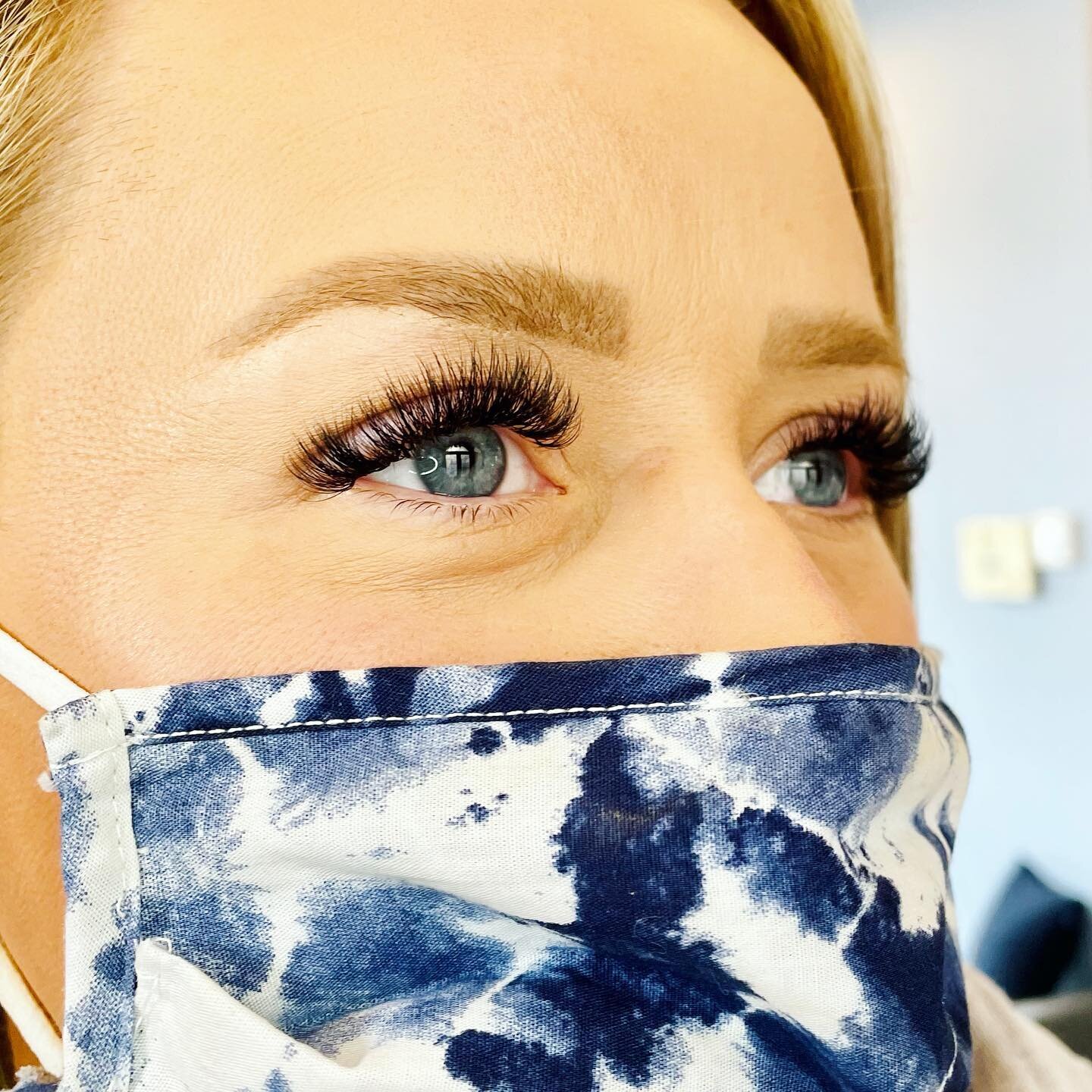 Who&rsquo;s ready for the weekend?! 🙋🏼&zwj;♀️

Lash Artist: Erin