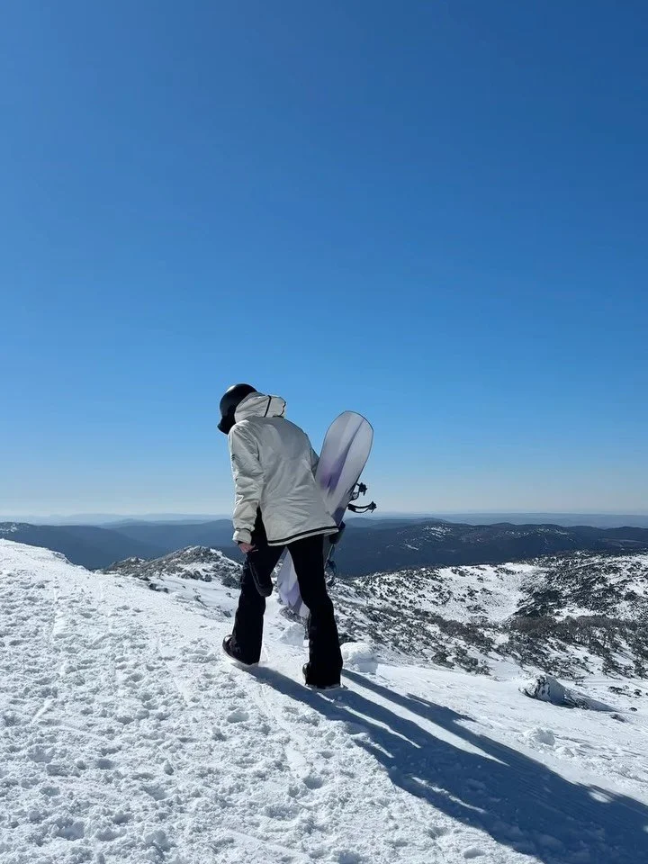 HAPPINESS - THE SNOW TRIP THAT HAD IT ALL! 💘🫶🤍✨🍾

Apres of course @ellidy_

A few hot laps

Minnie&rsquo;s first time boarding 🥹

😍😍😍😍 doing her dadda proud ✨

Then thisssss&hellip;&hellip;

Ahhhhhhh

Cue snow storm, orbs, sun pops and spark