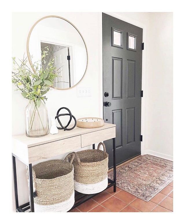 Hiii! I thought Monday would be an appropriate day to dedicate to some Entryway Inspiration 😆

A few items to consider... &bull;The entry/exit to your home sets the tone -you wanna enter feeling at ease and welcome, and exit without stress or overwh