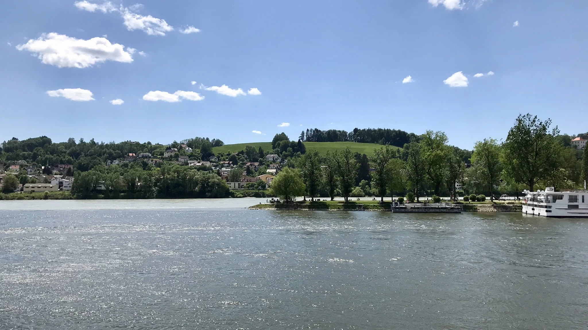 Floderna Inn och Donau förenas med olika färg på vattnet