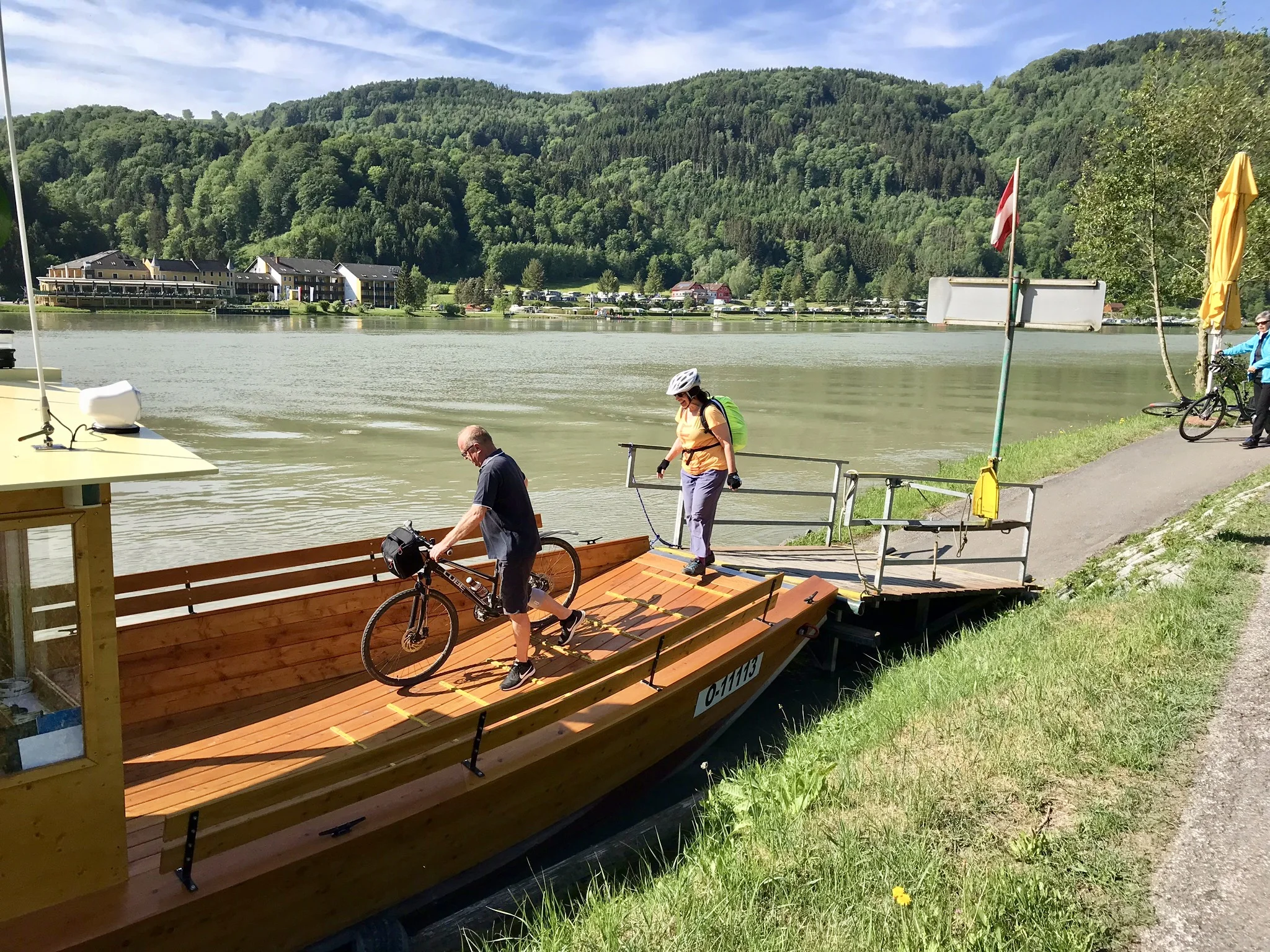 Cykelfärja över Donau