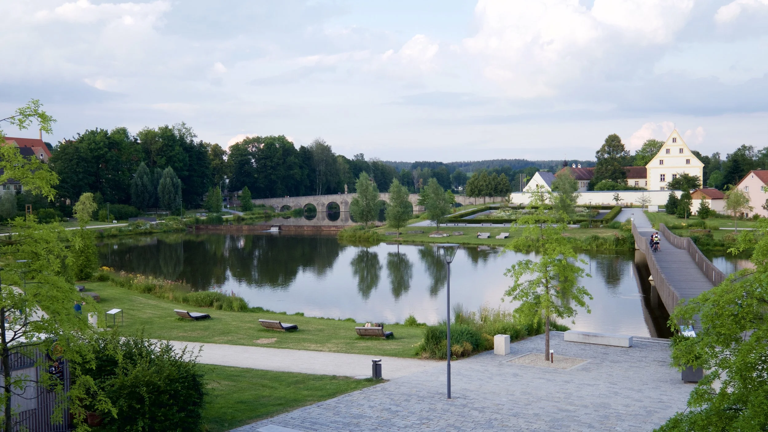 Parken i Tirschenreuth med Fischhof och Fischhofbrücke