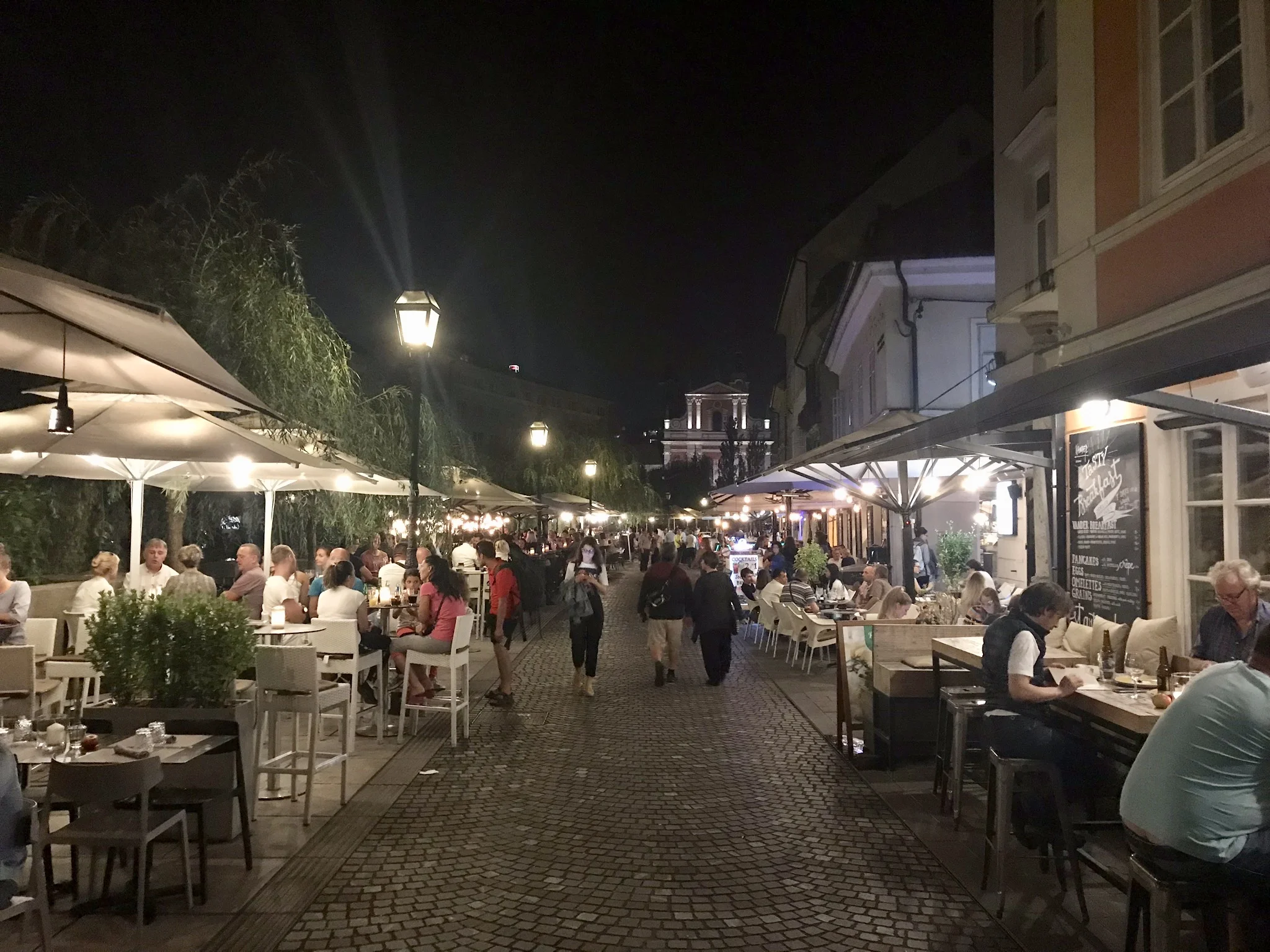 River walk med alla barer och restauranger
