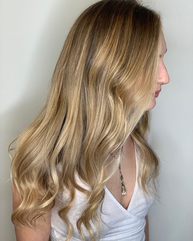 Healthy hair is beautiful hair! 🤩 We value keeping your hair healthy after color services at KES! ⠀⠀⠀⠀⠀⠀⠀⠀⠀
Balayage by @kelseywomack819