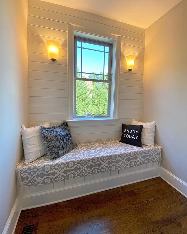 found this #cozy nook in a stairwell of a home I showed buyer clients yesterday🏡