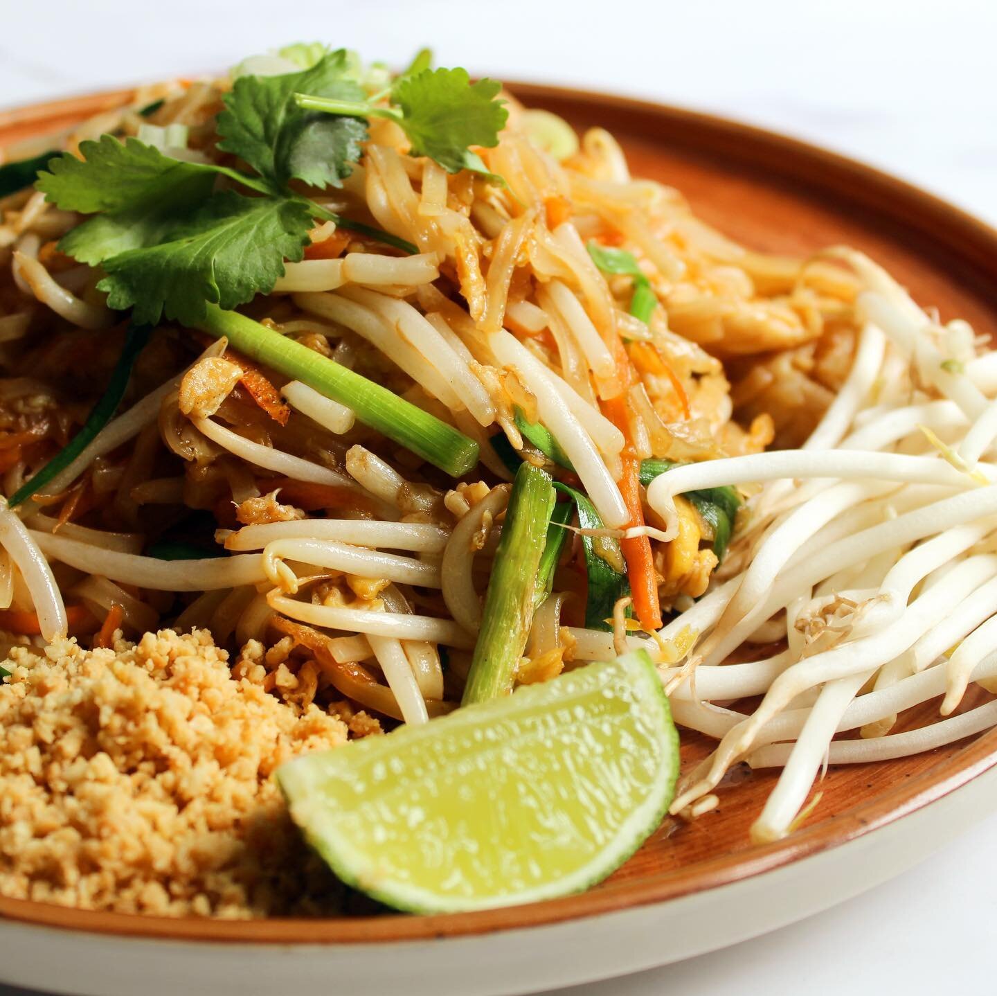 Proudly cooked without gluten, refined sugars and msg (artificial flavour). Yes, every single dish on the menu, even this Pad Thai! ☄️

https://www.kindeum.com/
.
.
.
.
.
#architecture #art #artisan #plants #padthai #healthyeating #thairestaurant #lo