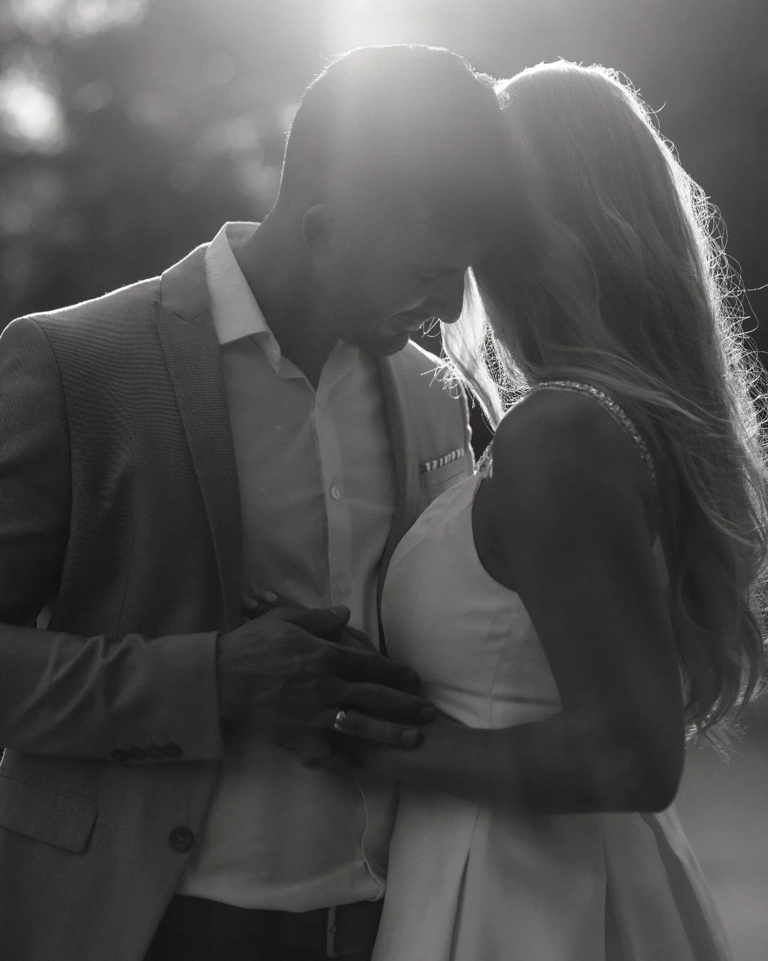 There&rsquo;s something so beautiful about couples who aren&rsquo;t afraid to fully feel the moment.

Be honest&hellip; are you more drawn to intimate candid moments like this or the dramatic editorial portraits?

#dippphotography