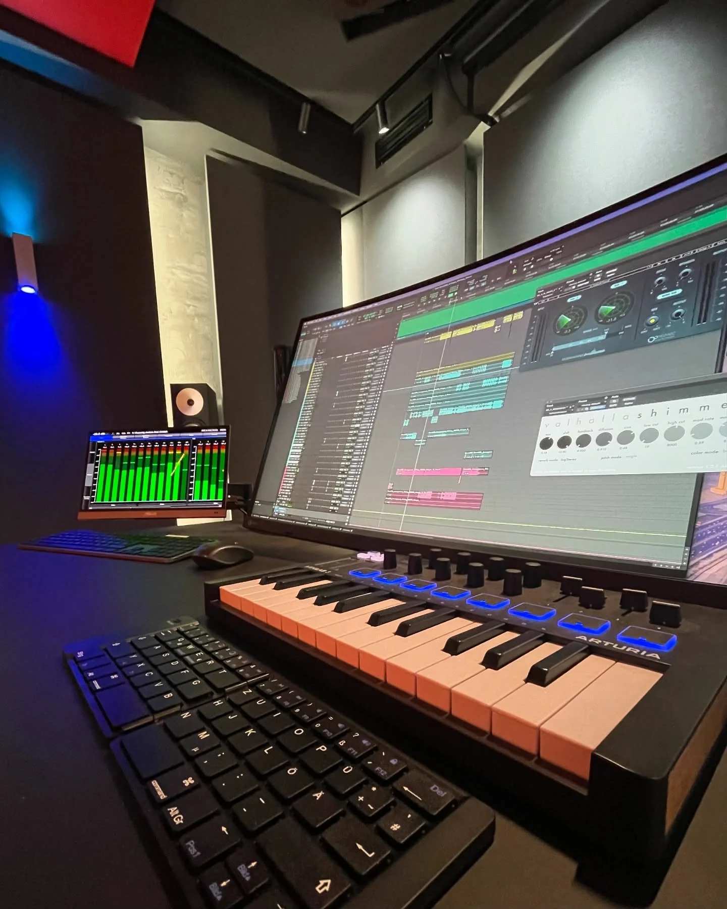 Somewhere between composition, architecture and controlled chaos.
Currently arranging music for an artist and already thinking in three dimensions from the very first notes. Immersive music starts long before the mix. 🌌

Still humbled that shaping s