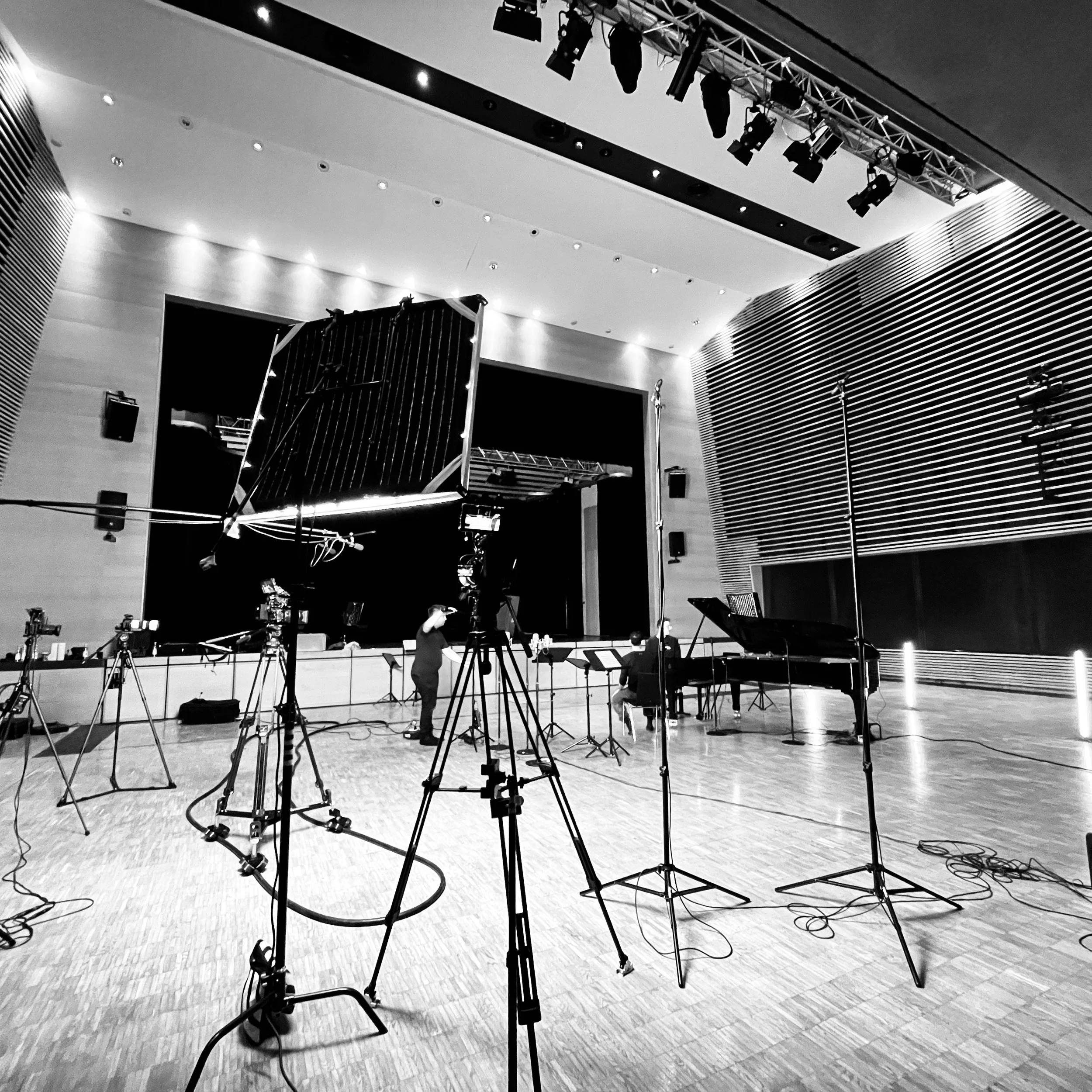 Some rooms don&rsquo;t just reflect sound.
They translate emotion into air. ✨

Over the last days at @kupferhausplanegg , we captured immersive music and sound design that felt less like recording&hellip; and more like carefully bottling atmosphere i