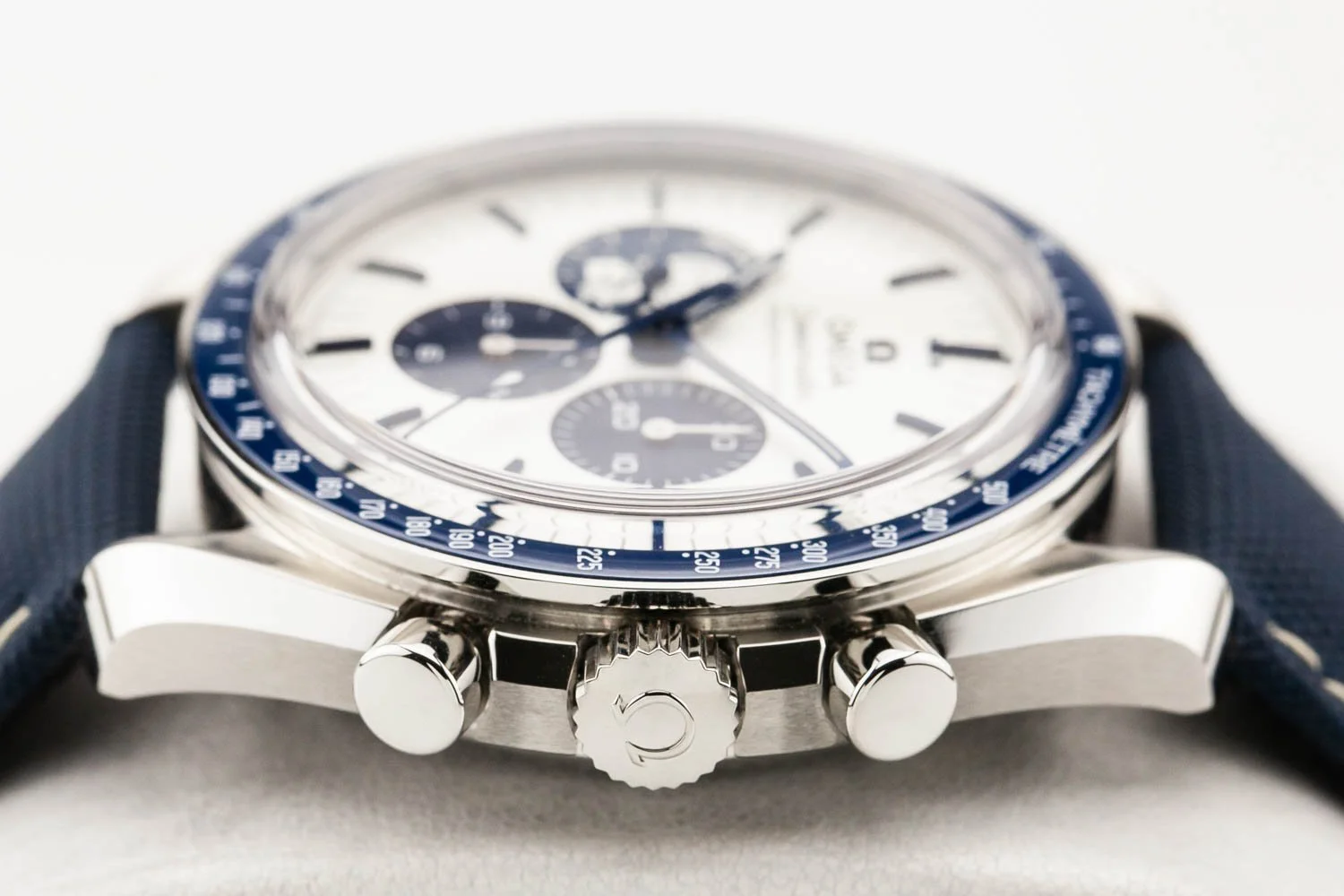 Omega Speedmaster Silver Snoopy PO 112025 (5 of 9).jpg