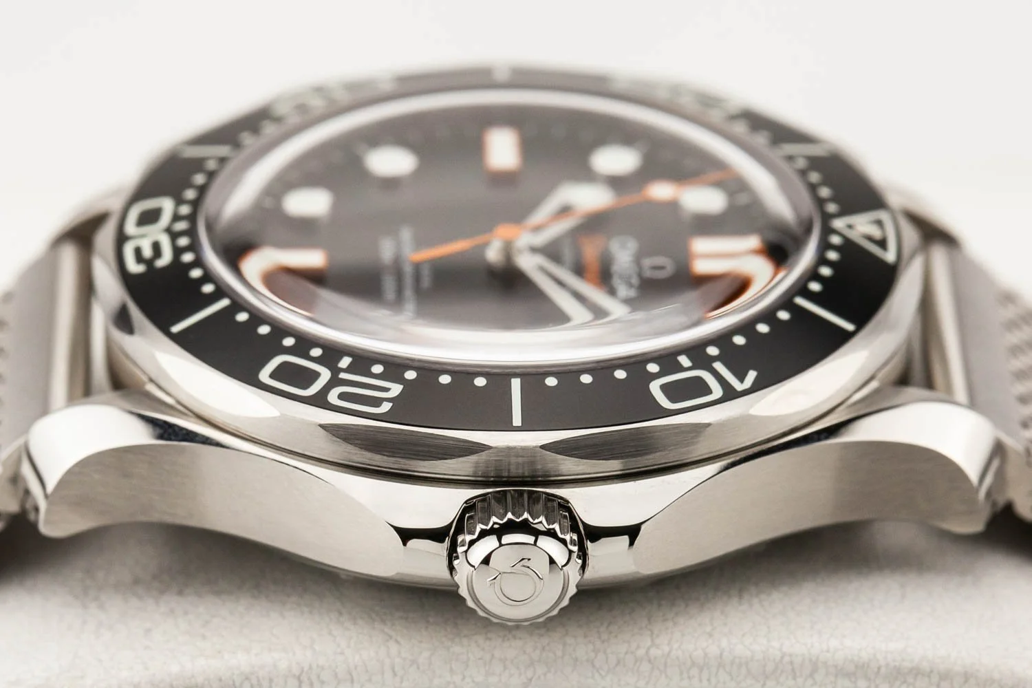 Omega SM300 Black Orange Mesh Aluminum PO 091526 (5 of 10).jpg