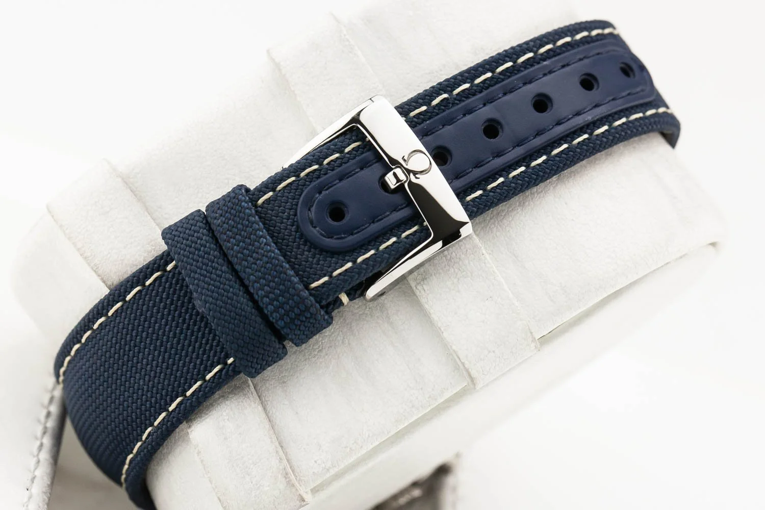 Omega Speedmaster Silver Snoopy PO 112025 (7 of 9).jpg