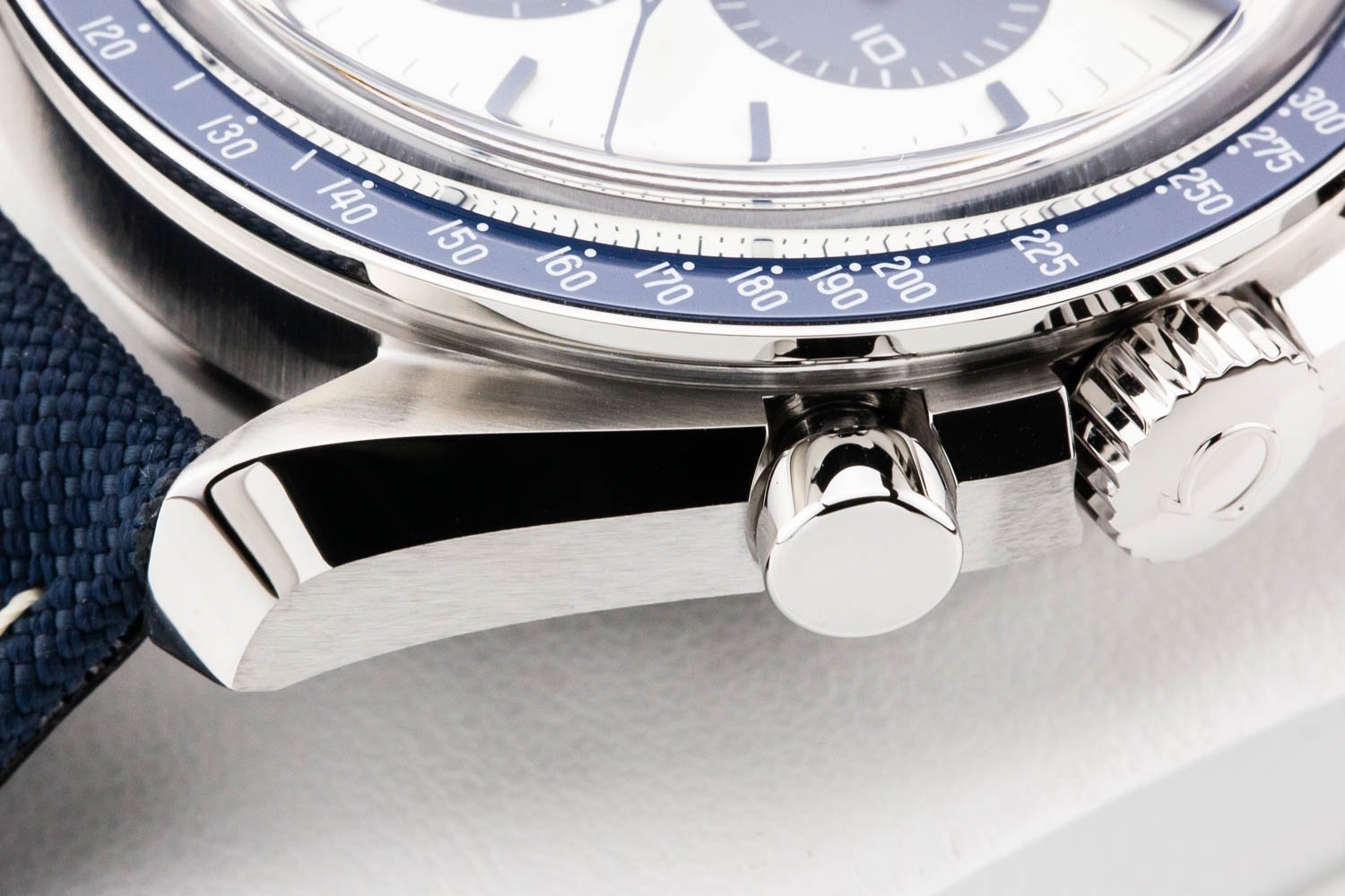 Omega Speedmaster Silver Snoopy NEW 040423 (5 of 12).jpg