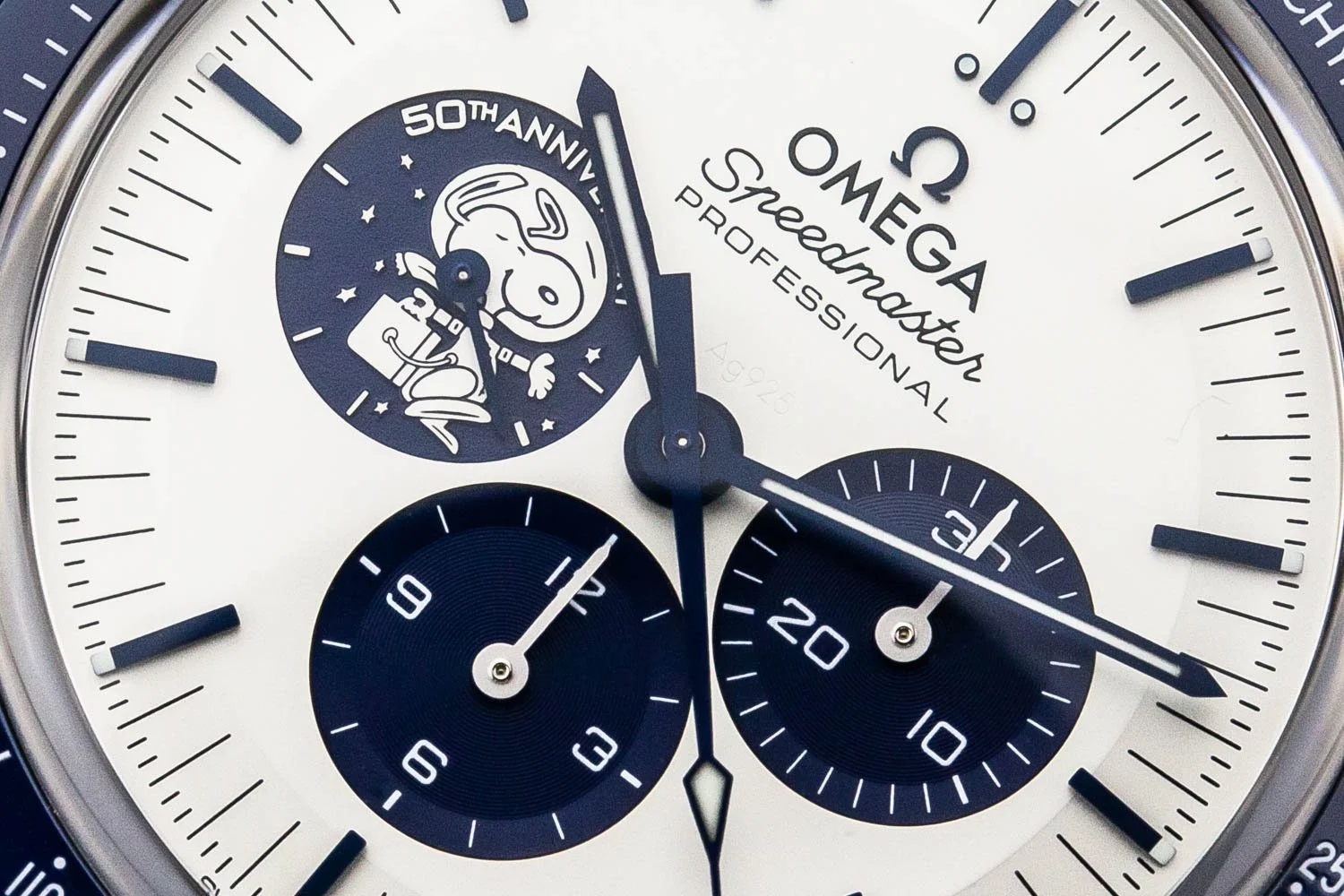 Omega Speedmaster Silver Snoopy NEW 040423 (9 of 12).jpg