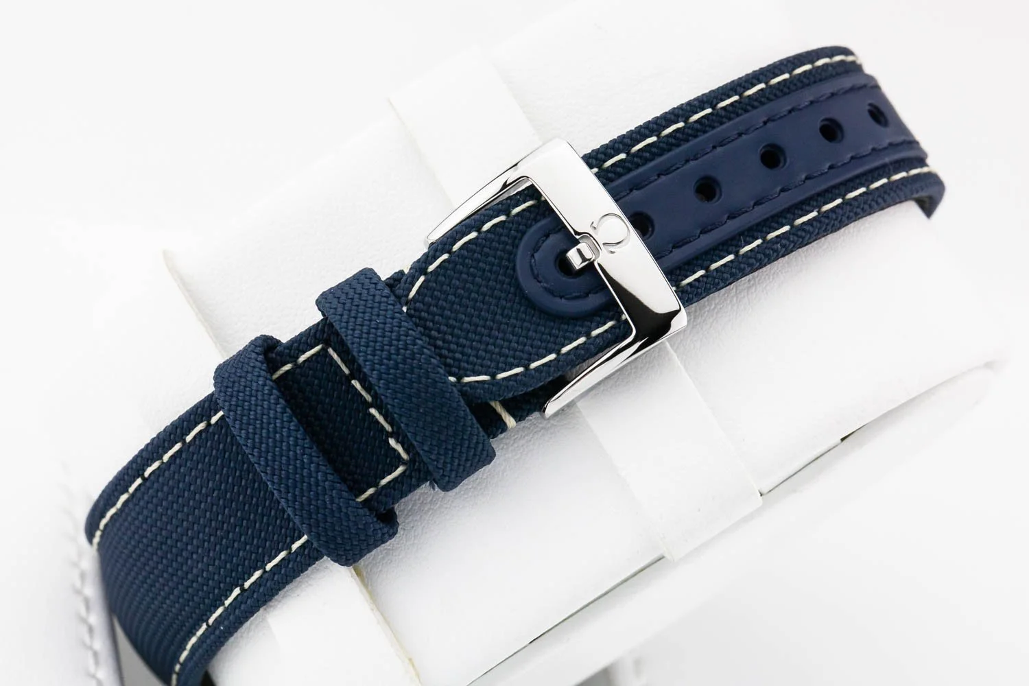 Omega Speedmaster Silver Snoopy NEW 040423 (10 of 12).jpg