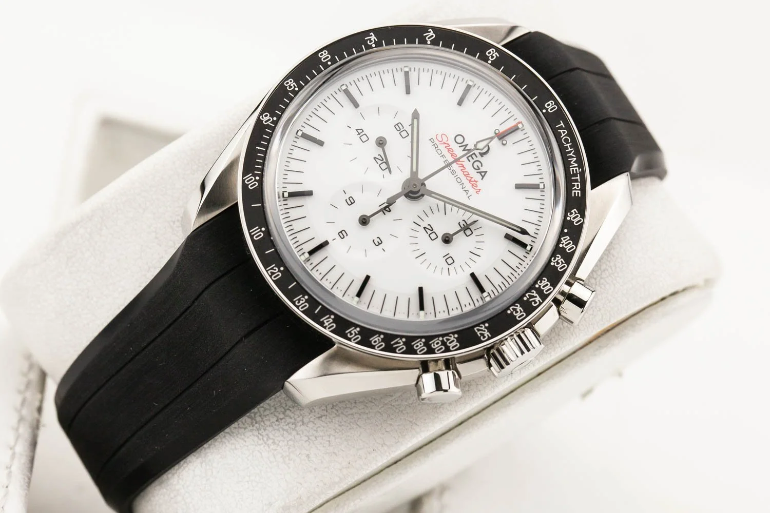 Omega Speedmaster Moonwatch 3861 White Rubber PO 082726 (4 of 9).jpg