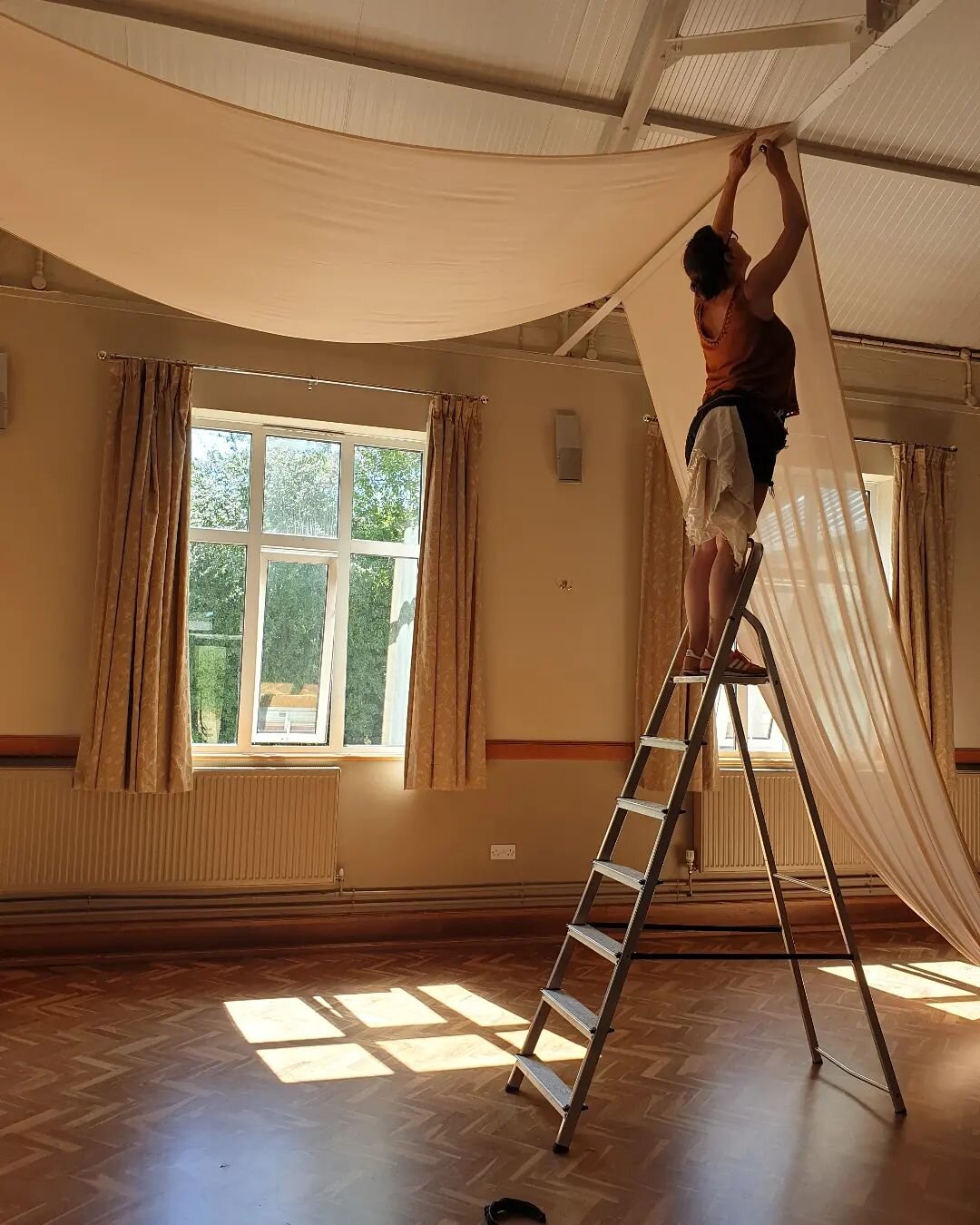 Action smaction! 

Up a ladder with out a top step 😬
Don't try this at home kids!

#womencandoanything #upaladder #ladder #windowlight #drapes #ceilingdraping #venuedresser #eventstylists #stylist #interiorstylist #interiorstyling #weddingdecoration