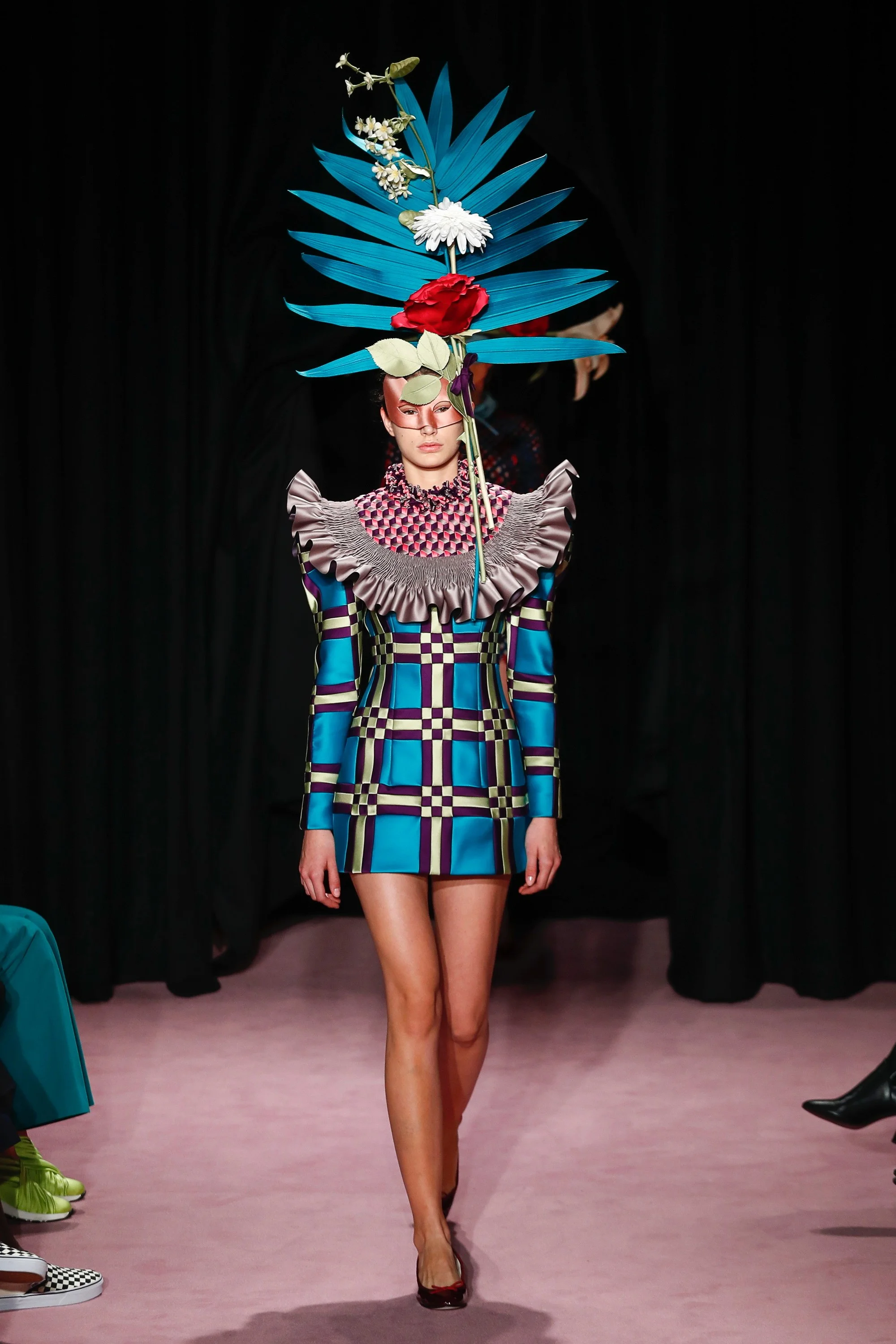 Designer : Let's put her in a relatively normal dress but then make her head look like a hotel lobby arrangement   Everyone Else : YAAASSSSSSS