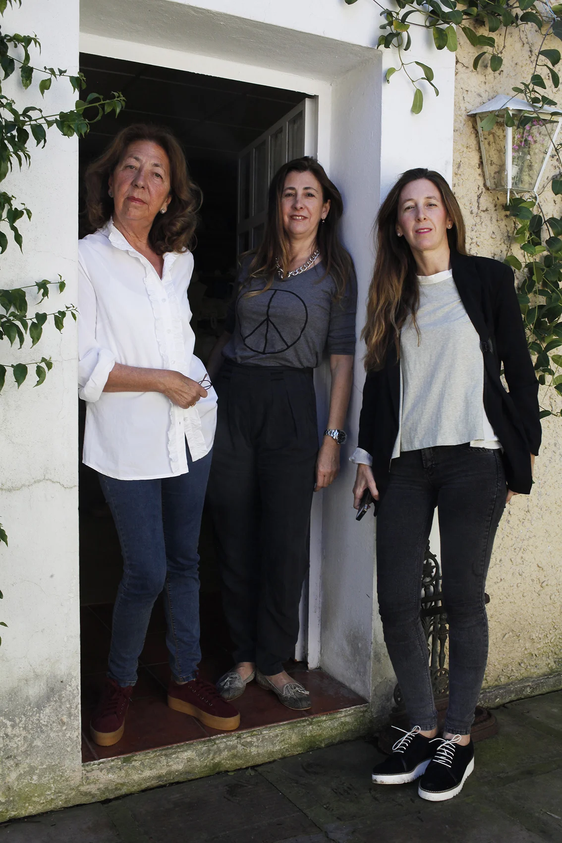 CARMEN MAZA , ANA ROJAS MAZA Y MARÍA MAZA EN SU ATELIER DE SEVILLA