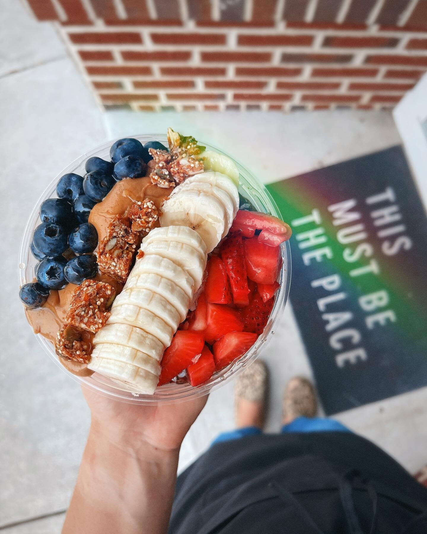 Home, is where I want to be [with an a&ccedil;a&iacute; bowl from Jessie&rsquo;s] 🎶 🍓🫐 #jessiesoflinwood #coffeecreamcommunity #acaibowls
.
.
.

#coffee #cafe #coffeeshop #lacolombe #lcservedhere #coldbrew #cappuccino #latte #acai #icecream #vegan