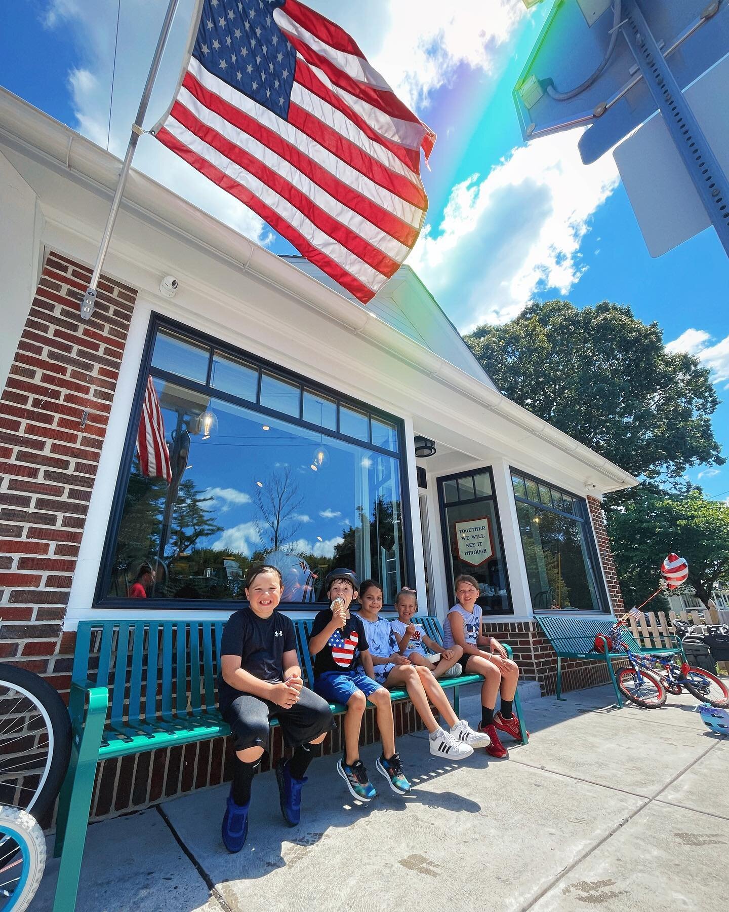 🇺🇸 We hope everyone has a safe and happy 4th of July! Thank you to all of our customers who made our morning so special 💗🚲 🌞we will be closed for the rest of the day to celebrate - see you on Tuesday! #coffeecreamcommunity #jessiesoflinwood
.
.
