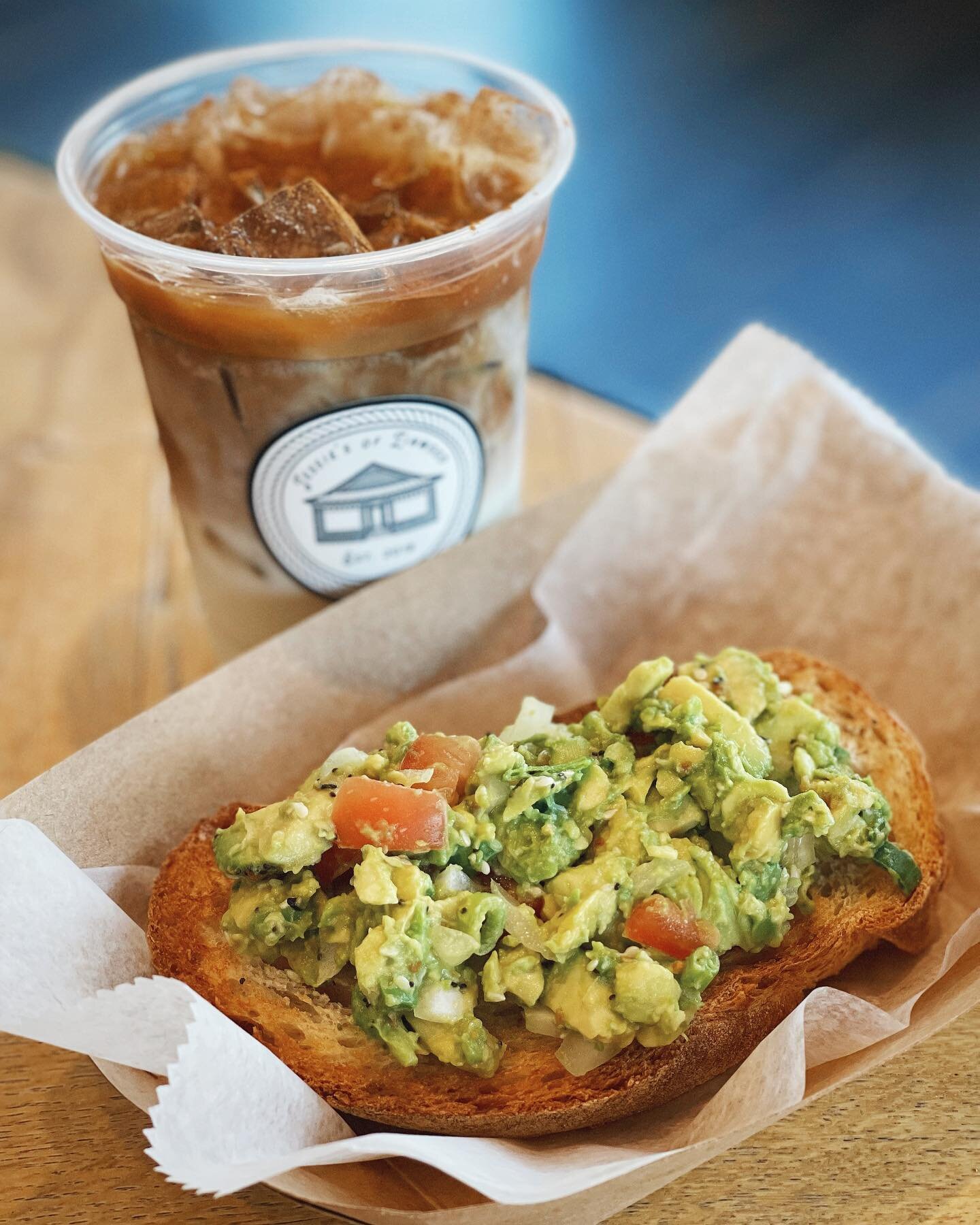An iced oatmilk latte and our breakfast guacamole smash on crispy toast is the perfect snack today👌🏼#jessiesoflinwood #coffeecreamcommunity