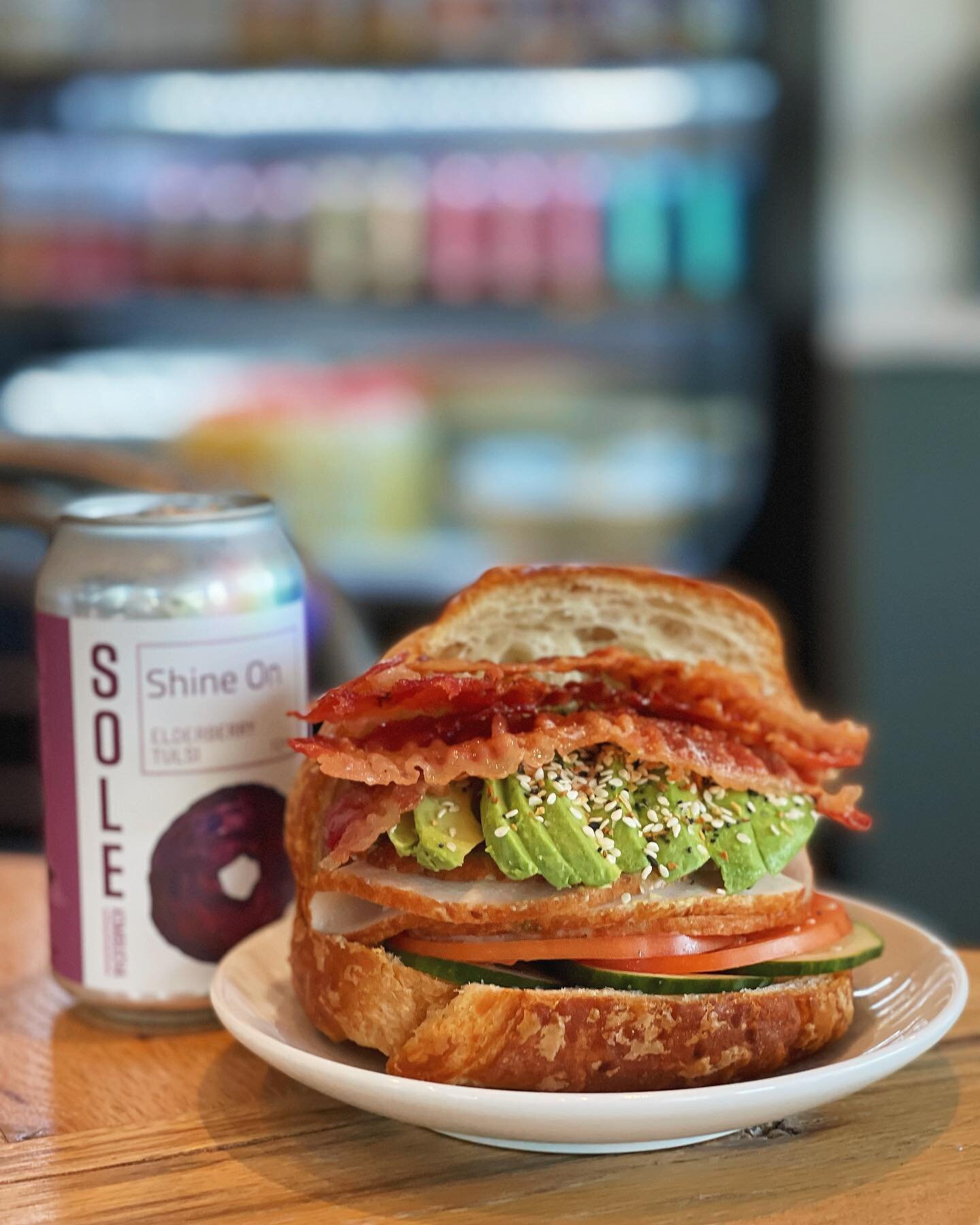 Thank heavens it&rsquo;s Friday. Celebrate with a turkey avo from Jessie&rsquo;s and a cold kombucha 🌞 #jessiesoflinwood #coffeecreamcommunity
.
.
.

#coffee #icecream #bakedgoods #lacolombe #lcservedhere #lightbite #downtheshore #linwoodnj #somersp