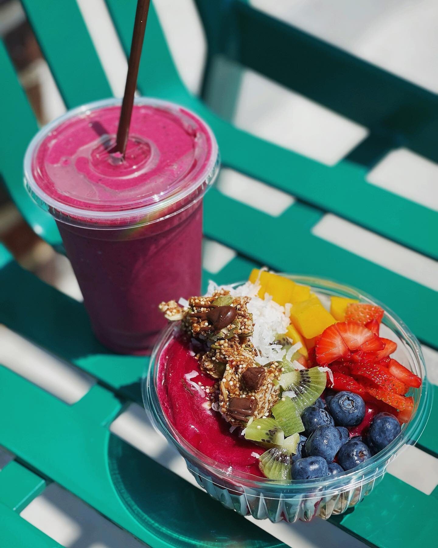 Summer time snacks : Jessie&rsquo;s pitaya bowl &amp; a pitaya smoothie (add peanut butter, trust us&hellip;the combo is perfection) 🌞🤤 swing by before or after the beach to cool down and fuel up #jessiesoflinwood #coffeecreamcommunity
.
.
.

#coff