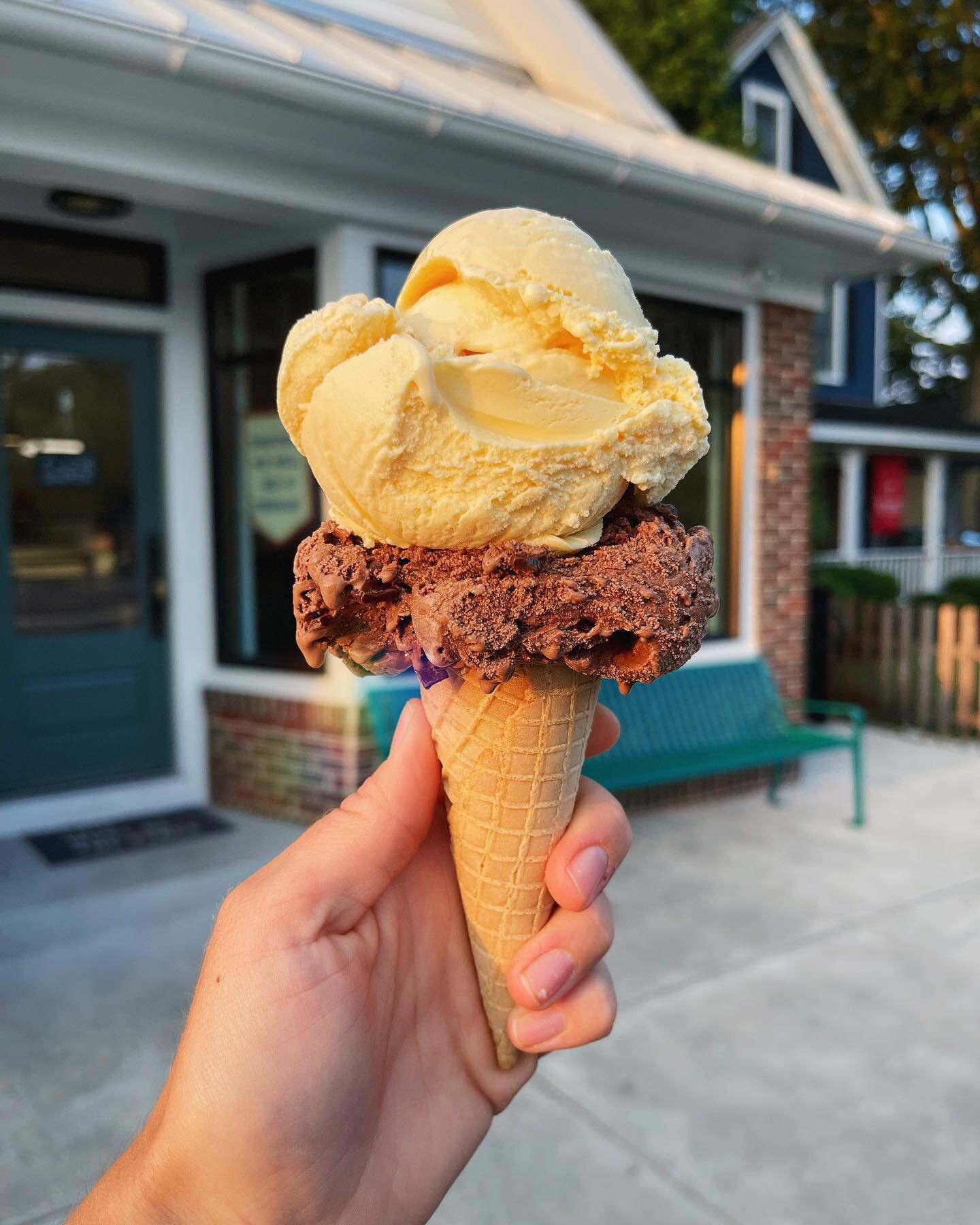 New flavor alert: Mango Ice Cream (pairs magically with dark chocolate chip) Open til 9pm! #jessiesoflinwood #coffeecreamcommunity
.
.
.

#coffee #cafe #coffeeshop #shopsmall #smallbusiness #local #localbusiness #shoplocal #supportsmall #lcservedhere