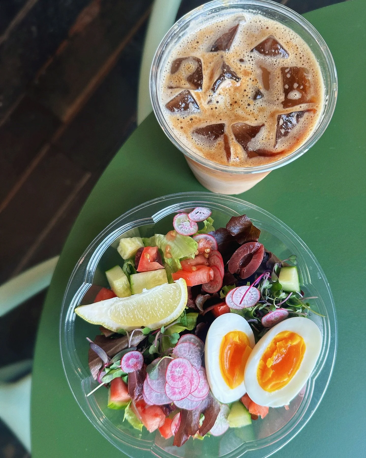 Farm fresh salads in the grab + go today! @workingdogfarms just stocked us up on their farm fresh eggs that are laid with love - look at that golden yolk 😍 and nothing beats their lettuce grown on their no spray farm! We are so lucky to be able to w