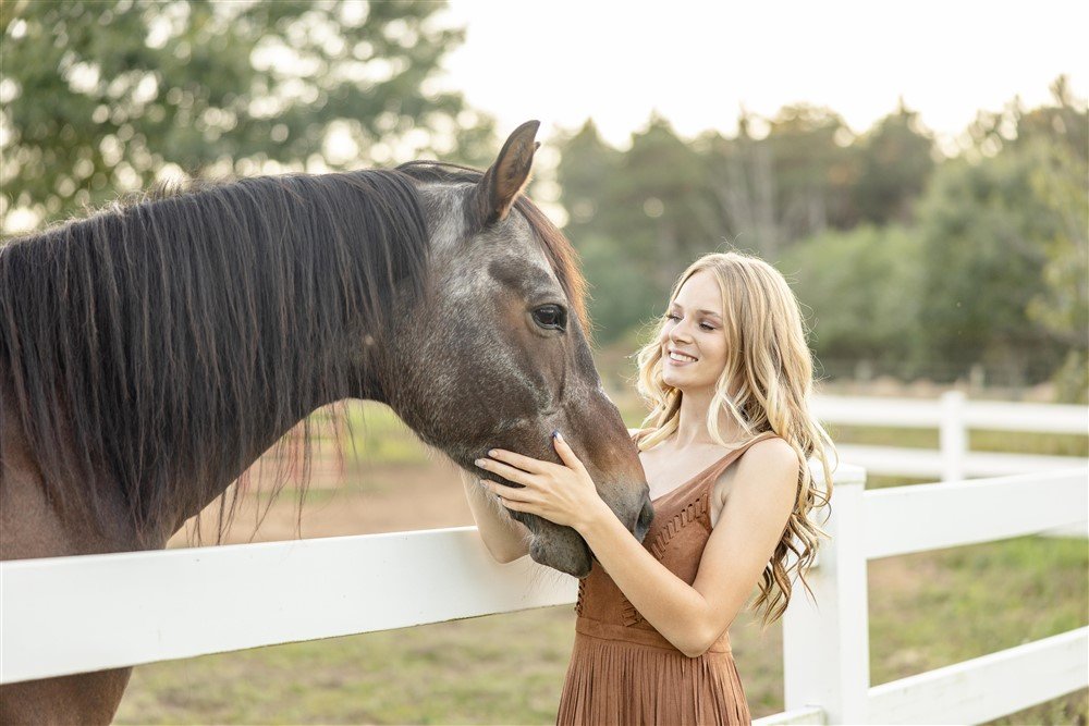 Senior Pictures with horses in Mukwanago Wisconsin