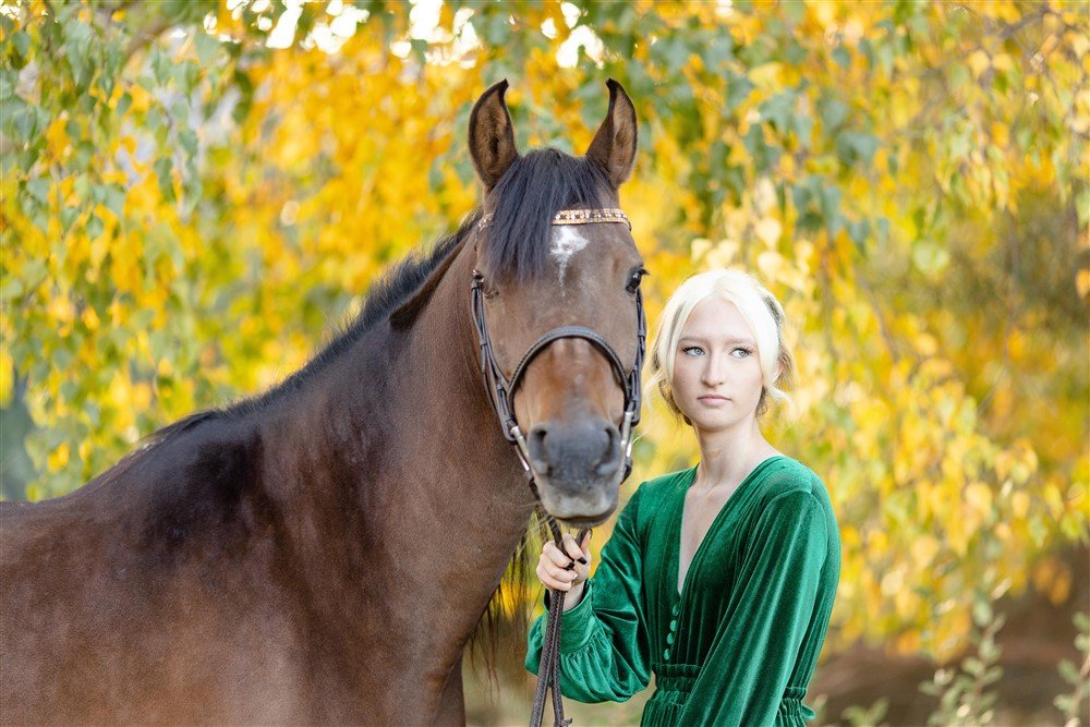 Wisconsin Fall Senior Portraits with a horse