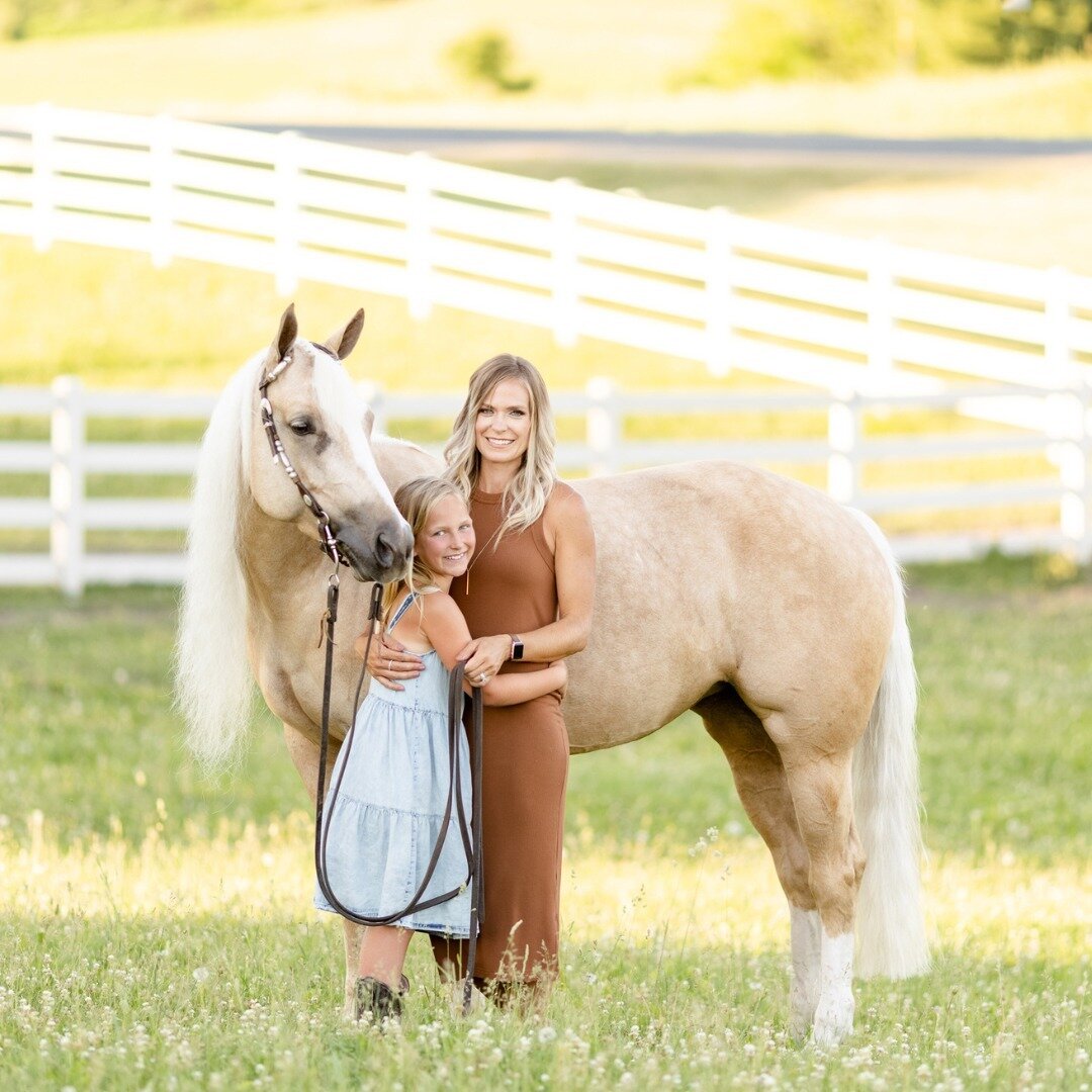 🐴💖 From generation to generation, the love for horses runs deep in their family's veins! 

Have your kids grown to love horses as much as you? 

#CopperArrowPhotography #TravelingSeniorPhotograher #EquestrianPhotography #TravelingHorsePhotography #