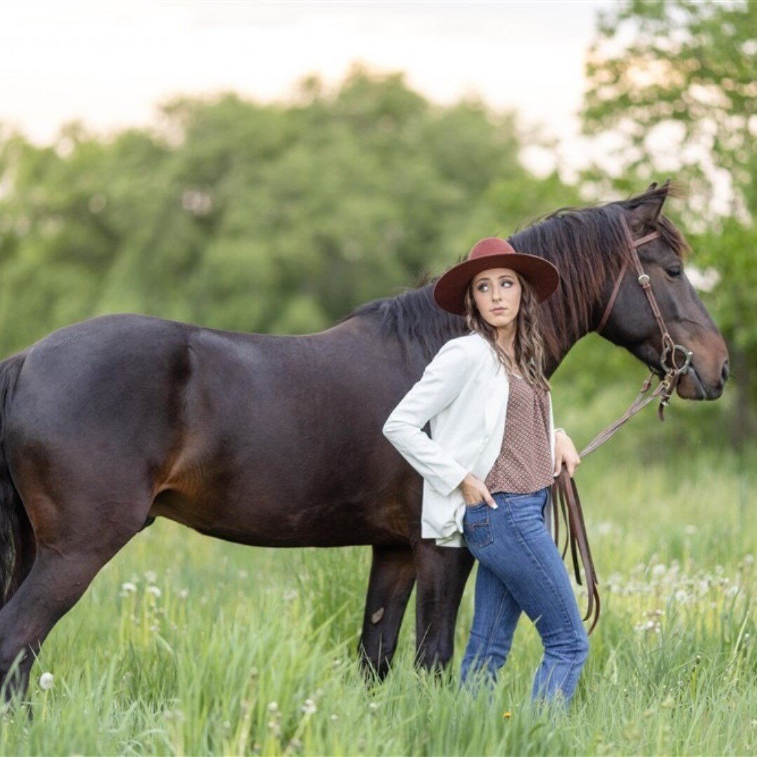 Wanna take some of the stress out of your next photoshoot? Don't worry! Every session with me is fully guided, so you don&rsquo;t have to worry about how to dress, where to go, or how to print!

#CopperArrowPhotography #EquestrianPhotography #SeniorS