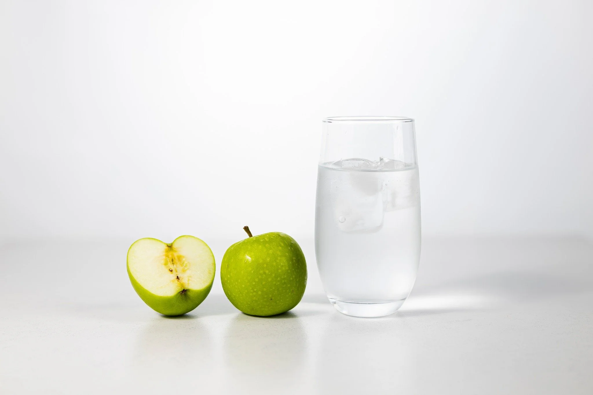 💦 Water Wednesday 💦

They say &ldquo;an apple a day keeps the doctor away,&quot; but did you know staying hydrated does the same? 

Drinking enough water helps your body feel its best, boosts energy, and even supports a healthy immune system. Pair 