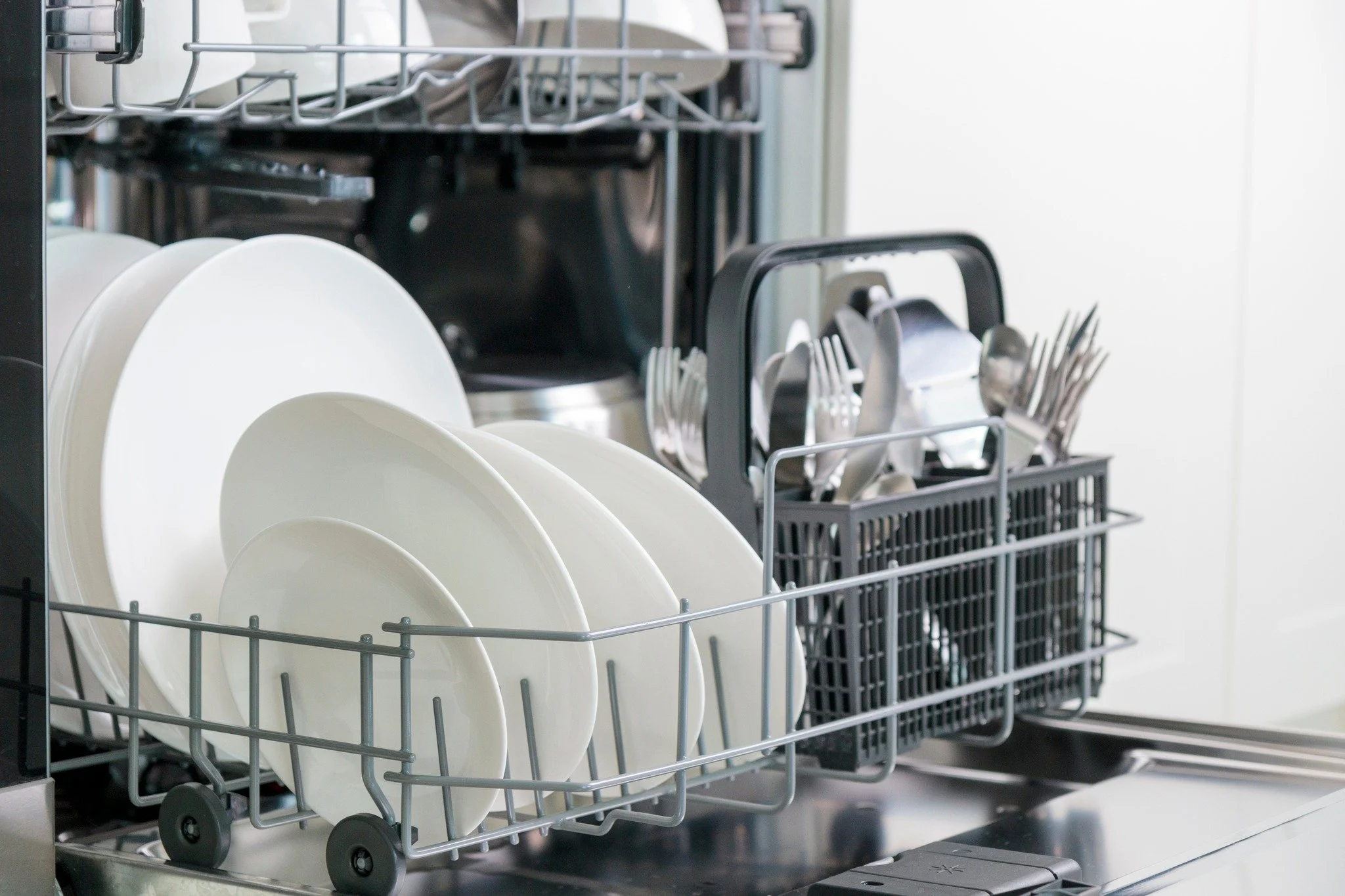 ⭐ Holiday Tip Tuesday ⭐

If you're hosting family and friends this December, your home is probably working overtime: extra cooking, extra dishes, extra laundry, extra everything. One simple way to ease the load (and save water!) is to run your dishwa