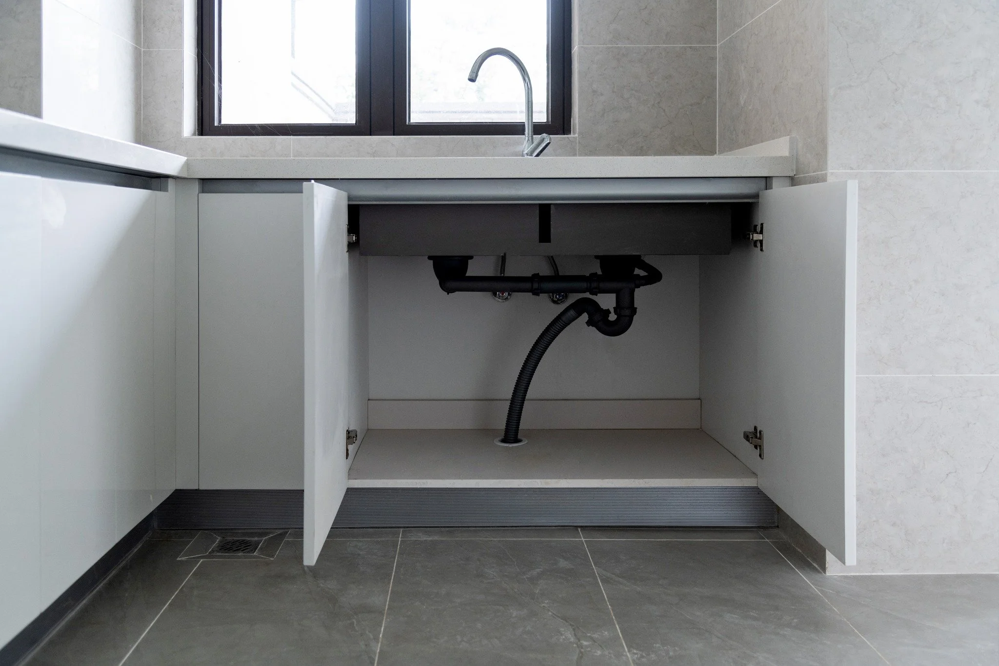 ⭐ Tip Tuesday ⭐

Cold weather can still take a toll on plumbing this time of year. If temperatures drop overnight, open cabinet doors under sinks (especially those on exterior walls) to let warm air circulate around pipes. 

Knowing where your main w